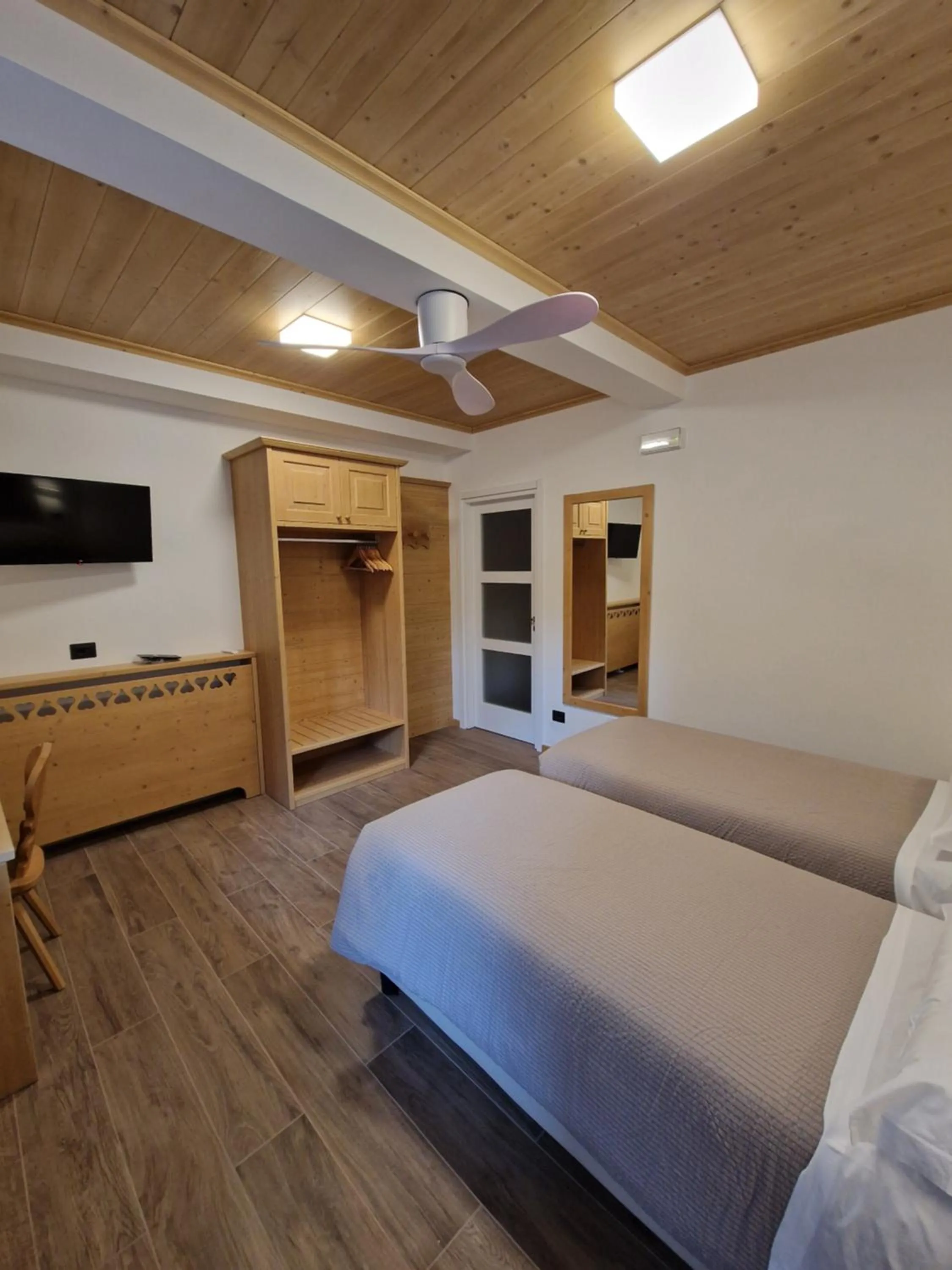 Bedroom, Bed in Hotel Raibl e Appartamenti