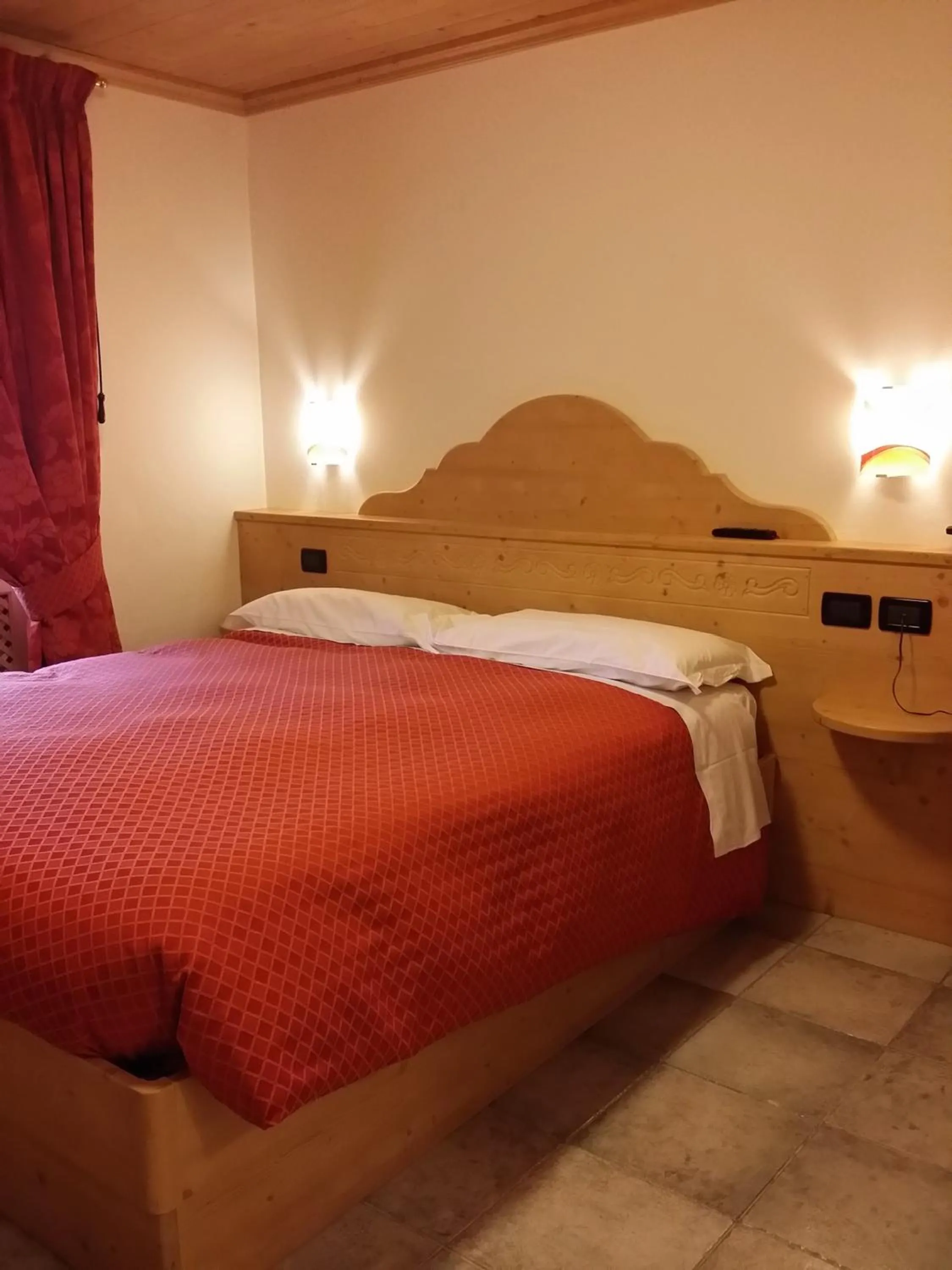 Bedroom, Bed in Hotel Raibl e Appartamenti
