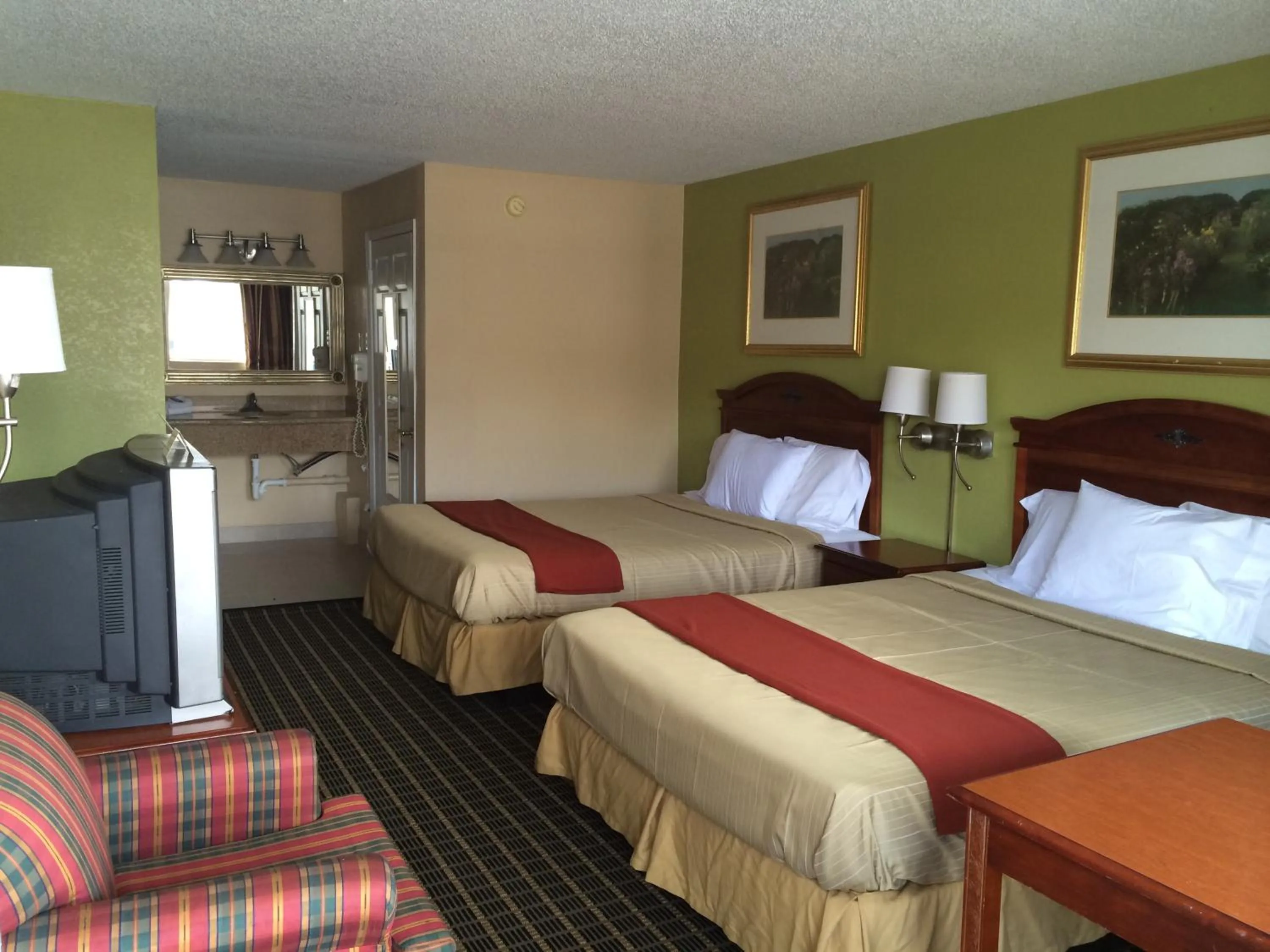 Photo of the whole room, Bed in Newport News Inn