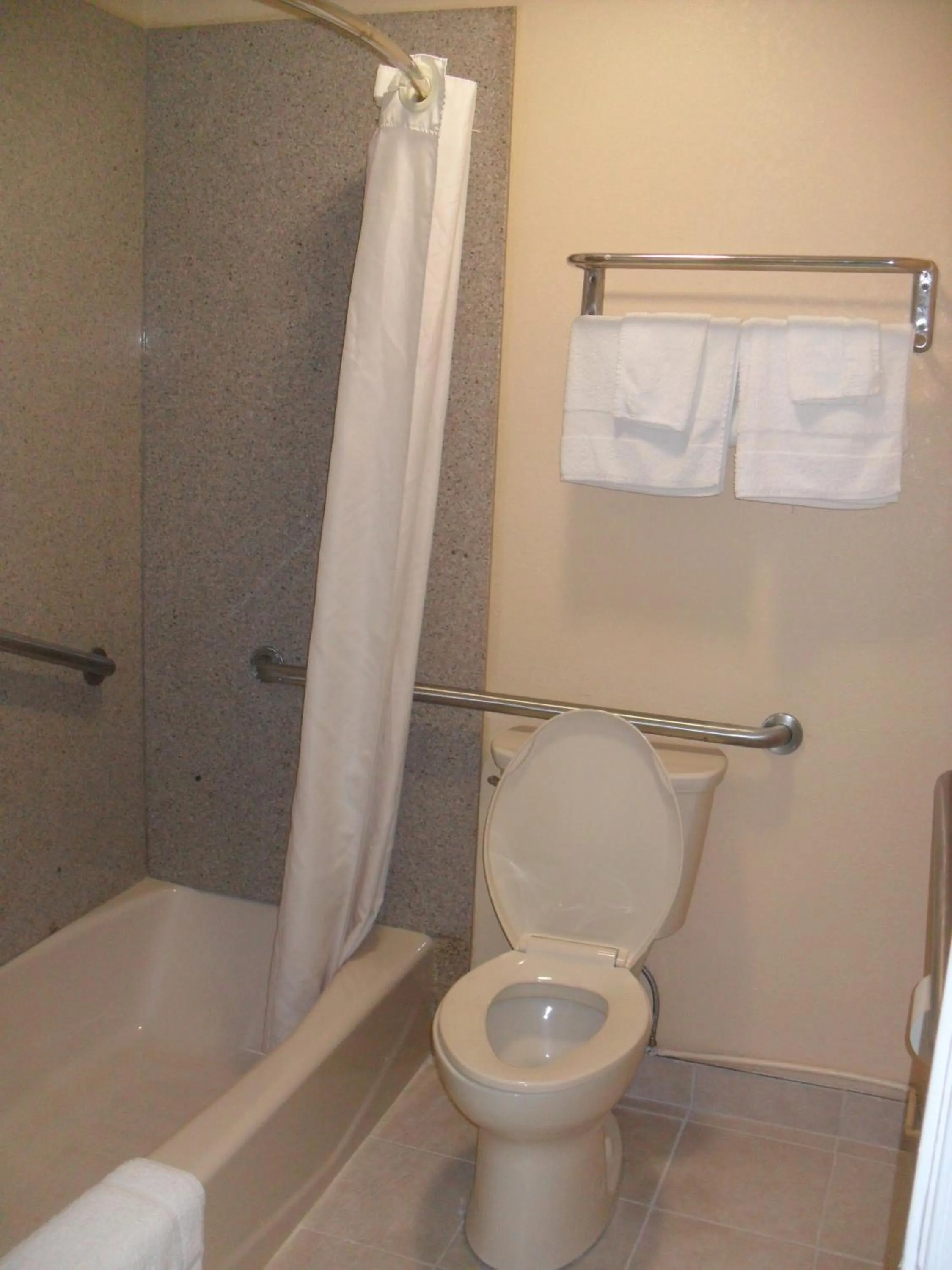 Bathroom in Newport News Inn