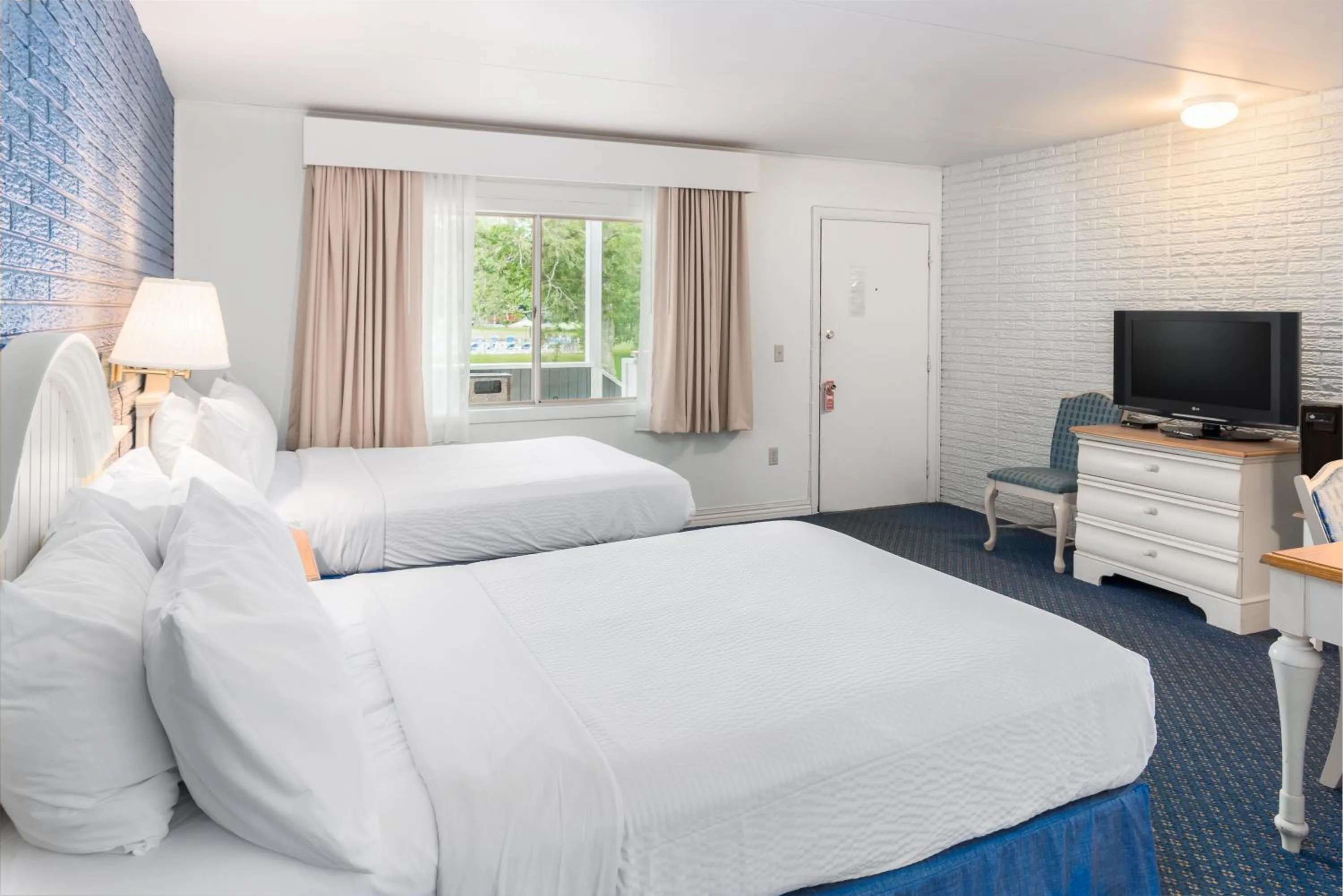 Communal lounge/ TV room, Bed in Ocean Park Inn Cape Cod