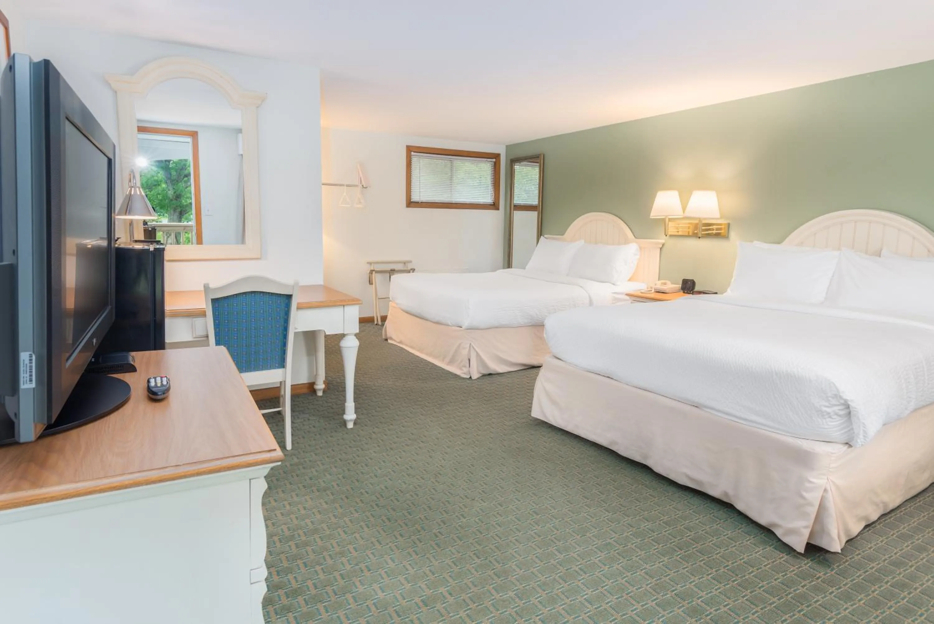 Communal lounge/ TV room, Bed in Ocean Park Inn Cape Cod