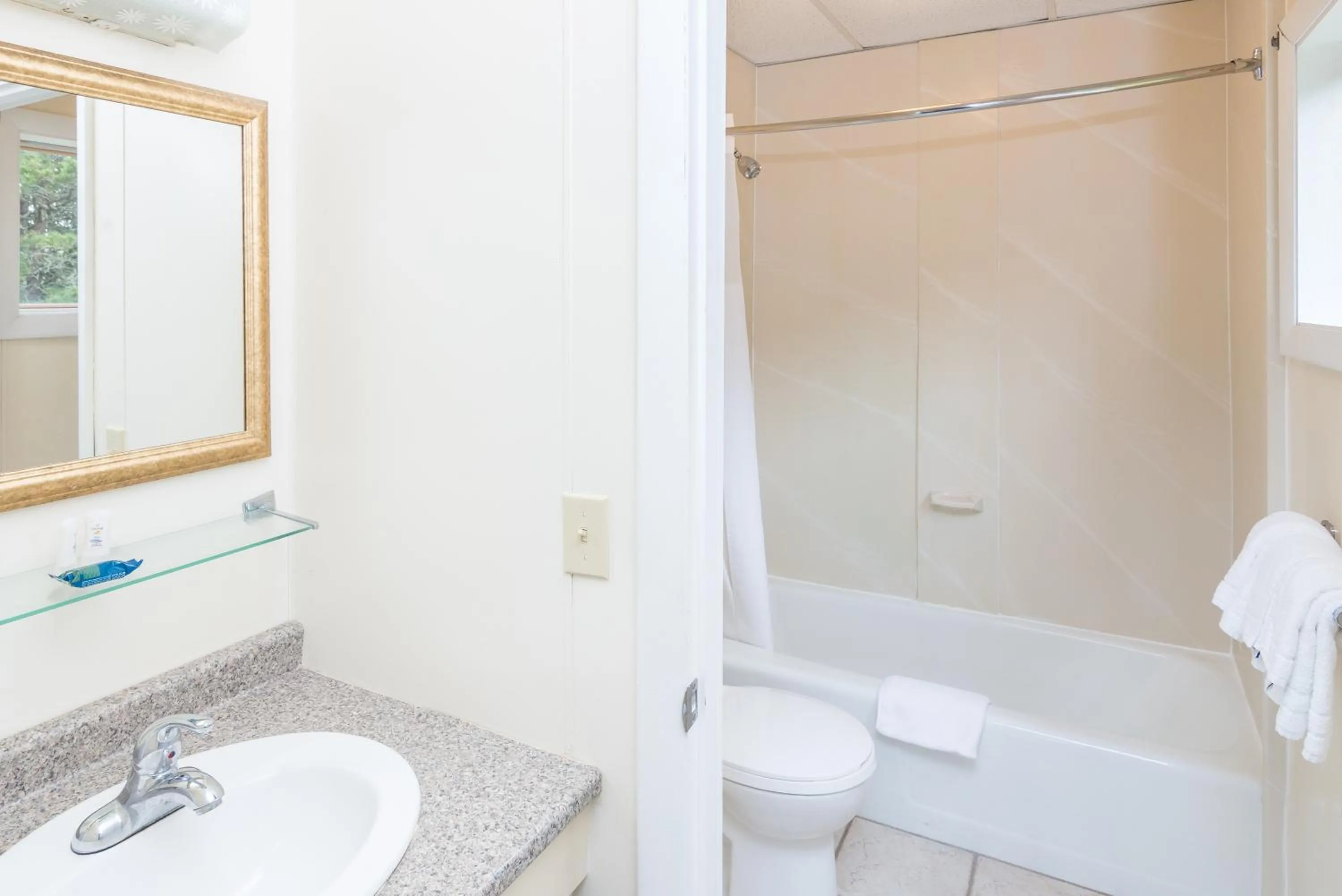 Bathroom in Ocean Park Inn Cape Cod
