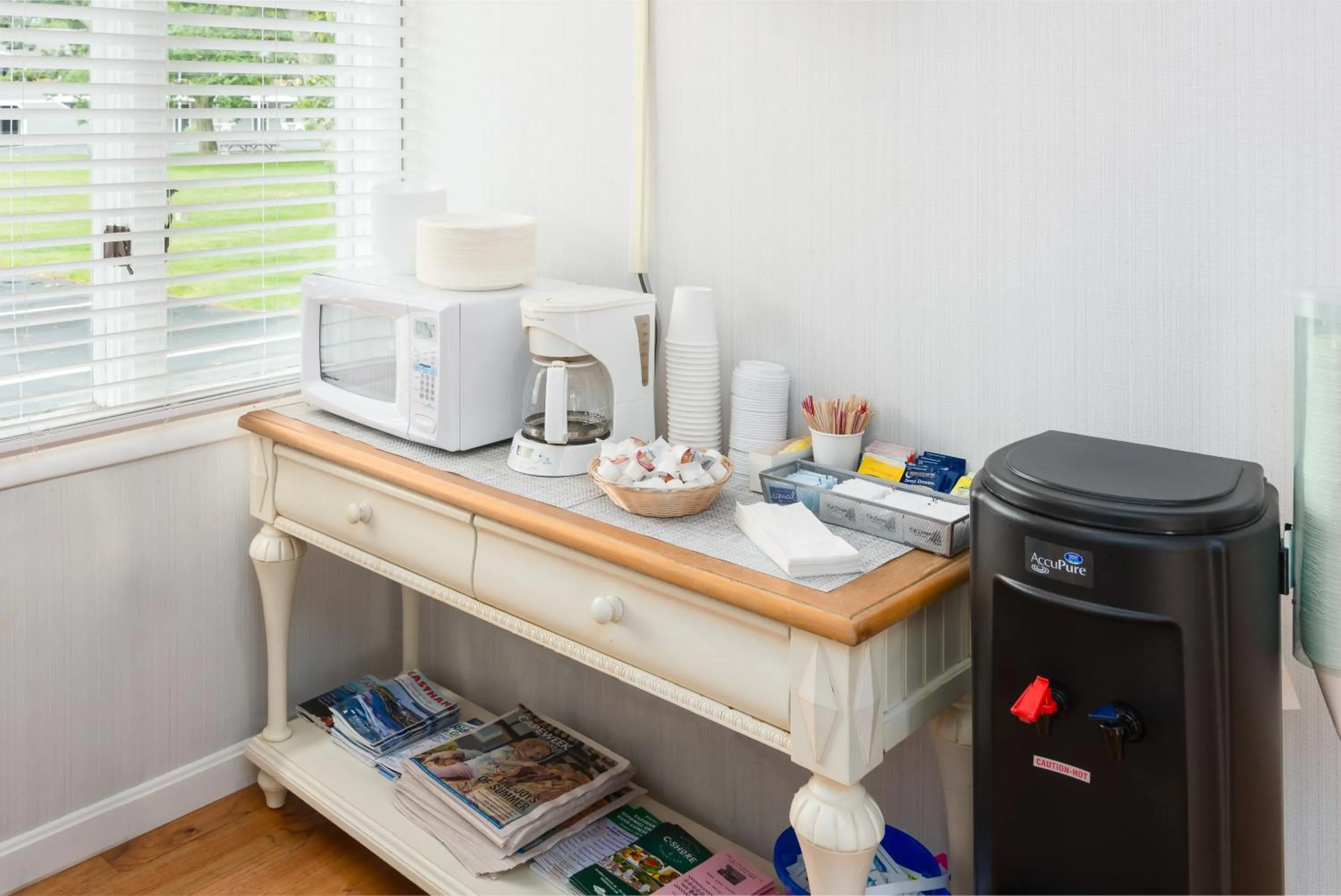 Coffee/tea facilities in Ocean Park Inn Cape Cod