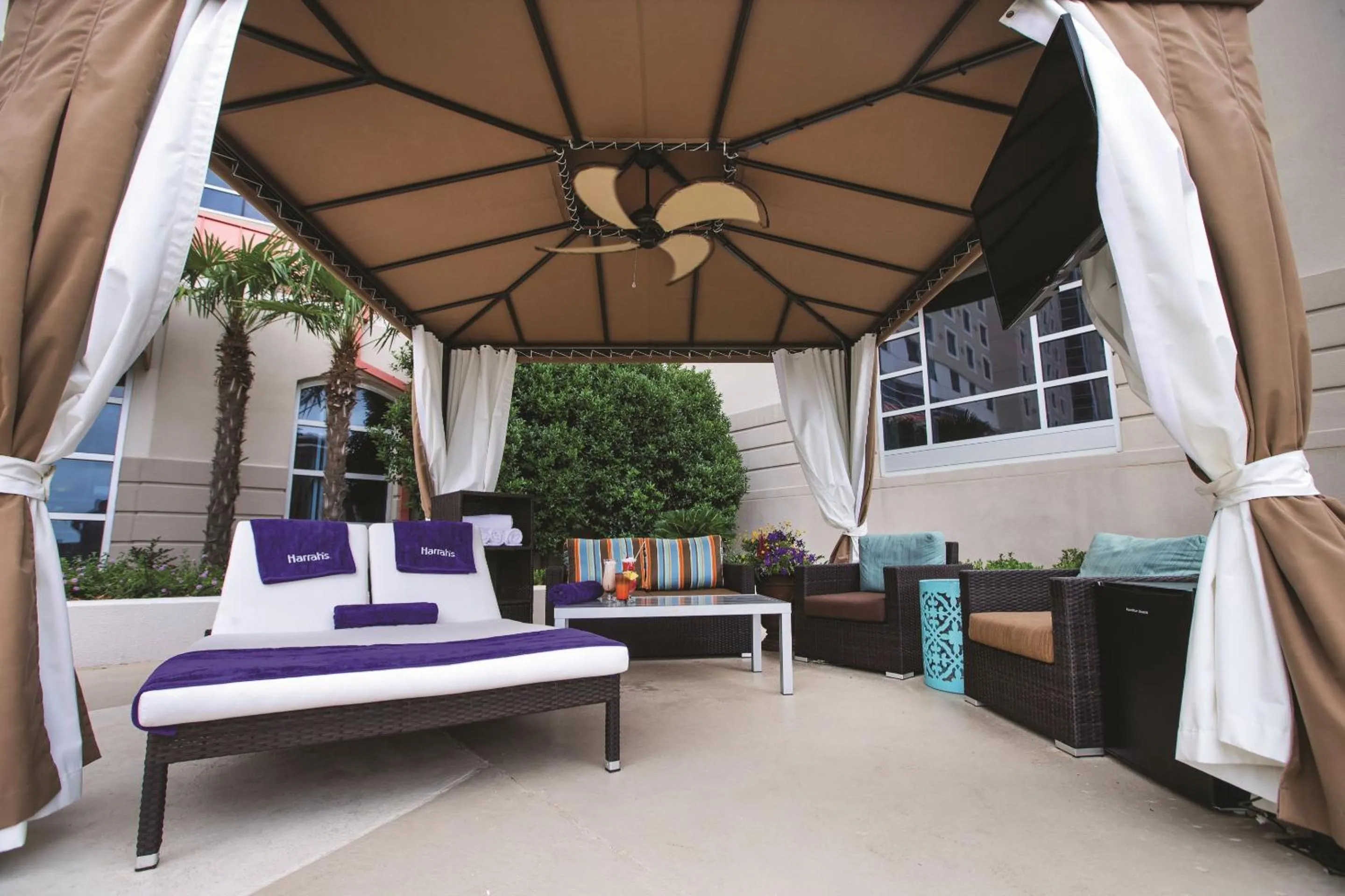 Swimming pool in Harrah's Gulf Coast, A Caesars Destination