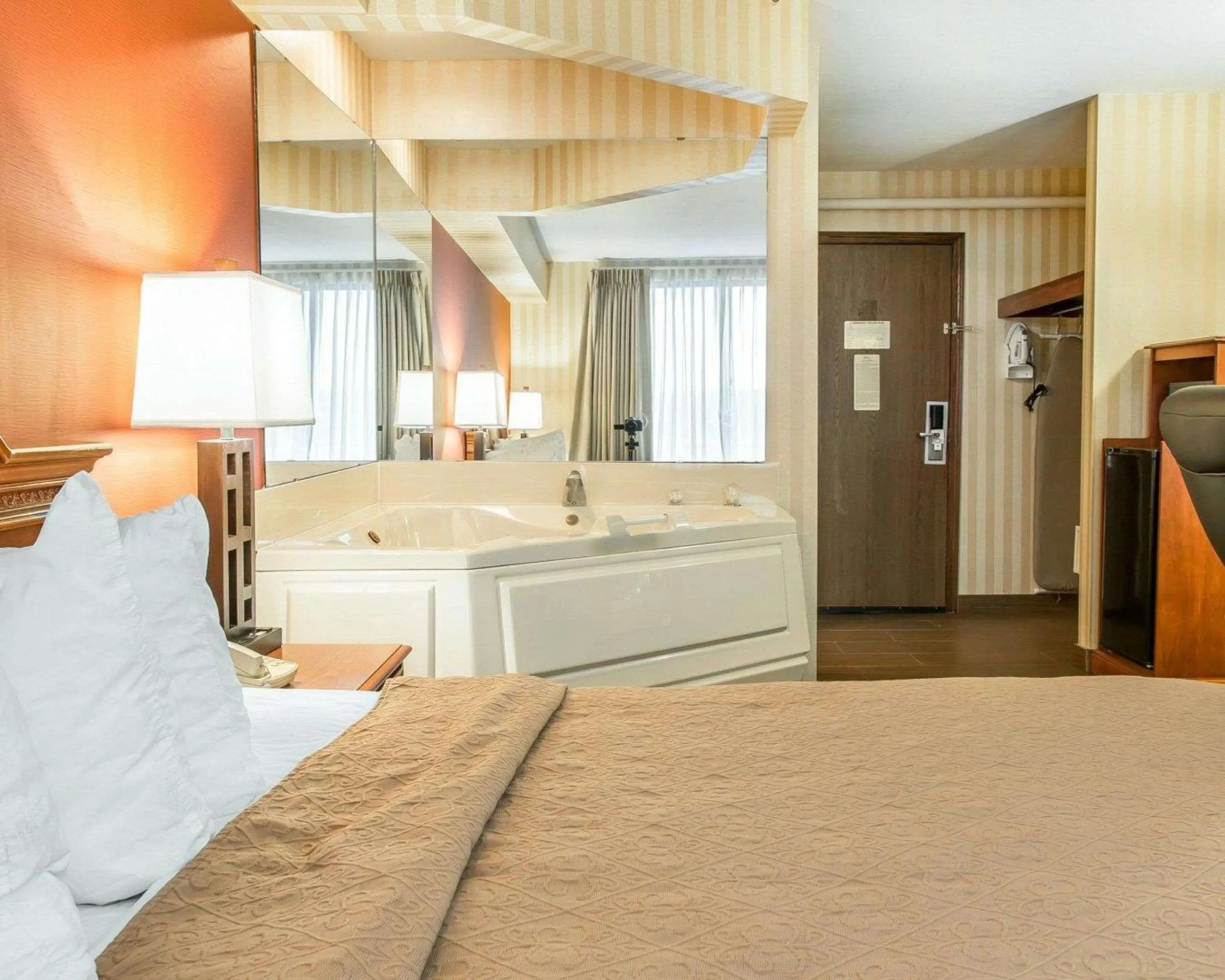 Bedroom, Bed in Quality Inn Gaylord