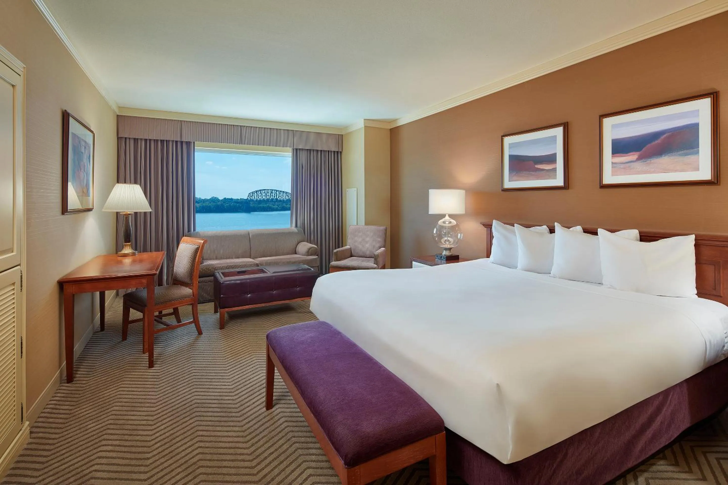 River view, Bed in Harrah's Metropolis, A Caesars Destination