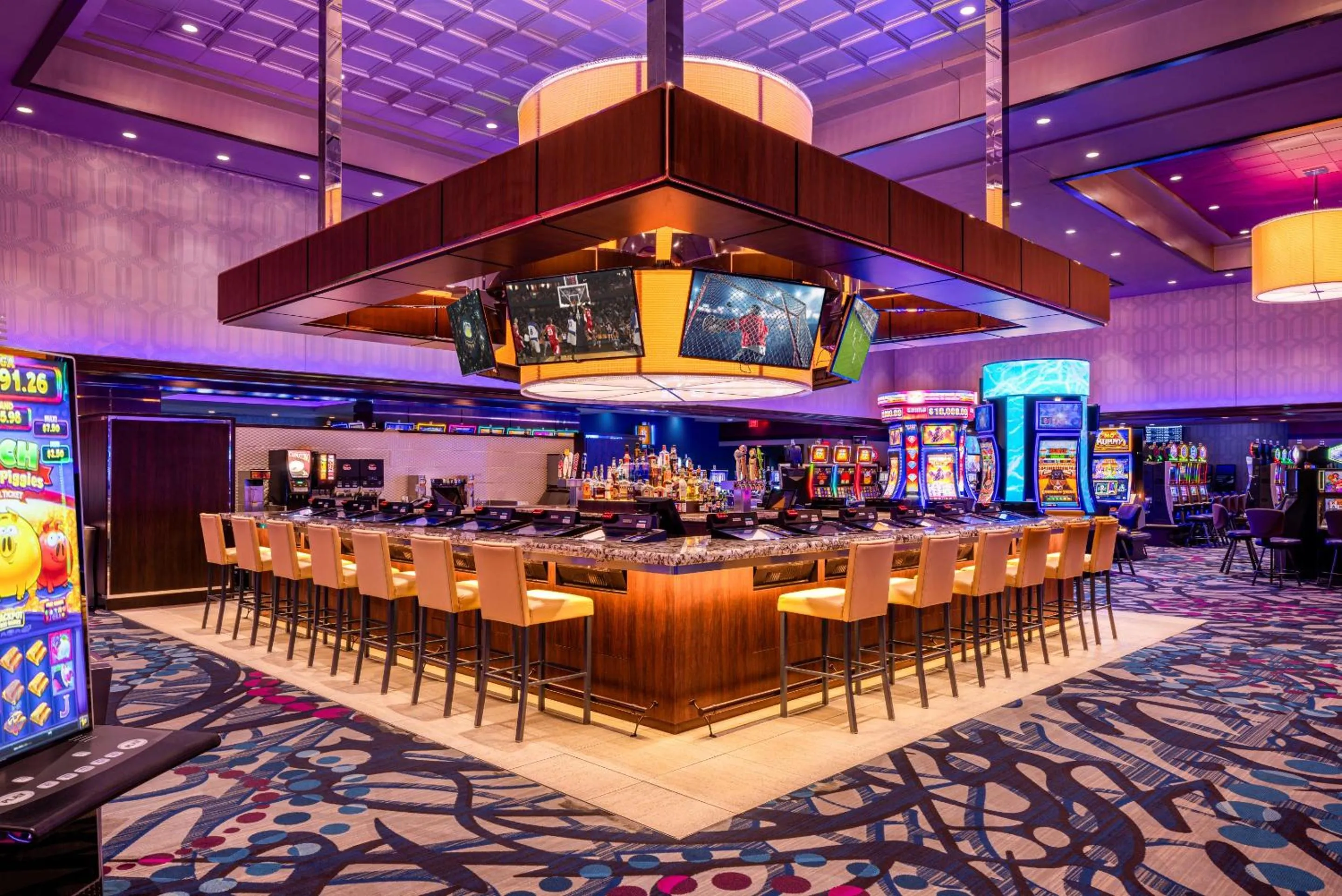 Lounge or bar in Harrah's Metropolis, A Caesars Destination
