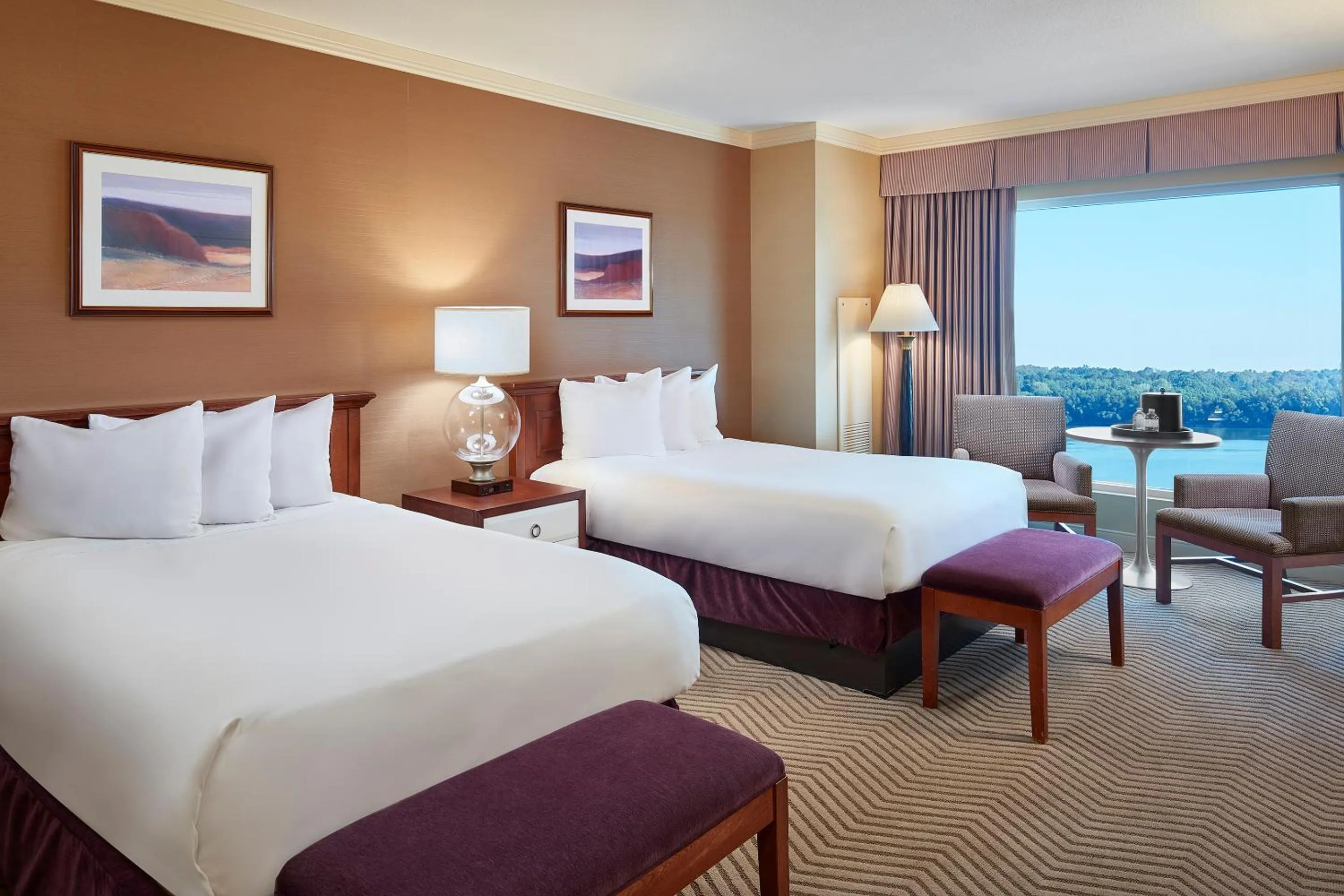 River view, Bed in Harrah's Metropolis, A Caesars Destination