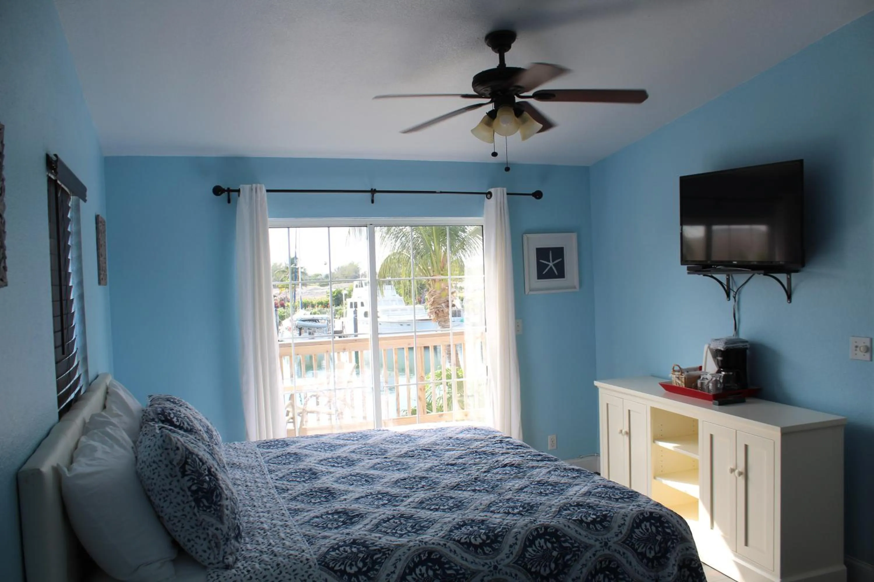 Bed in Tropical Cottages