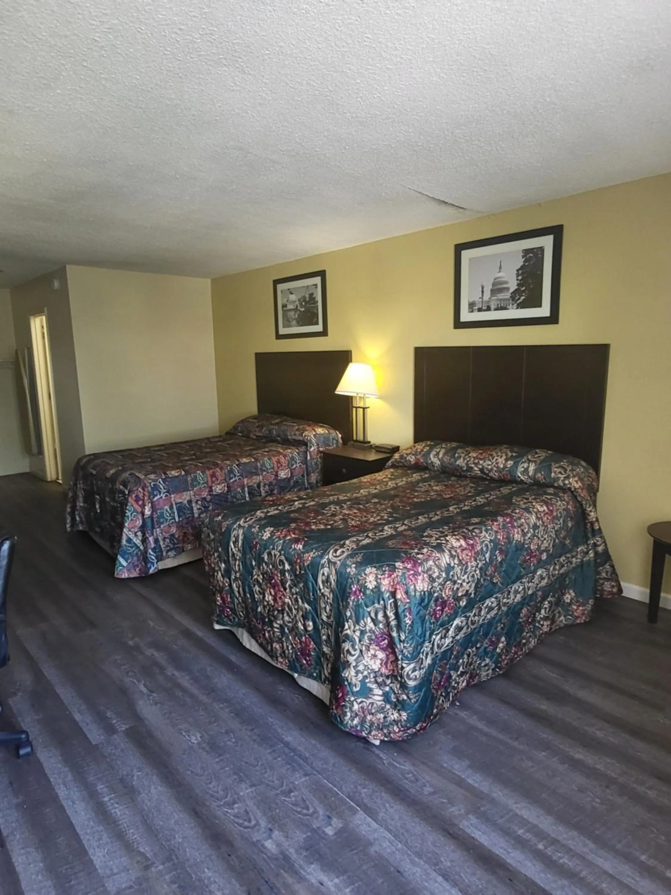 Bed in America's Inn Williamsburg