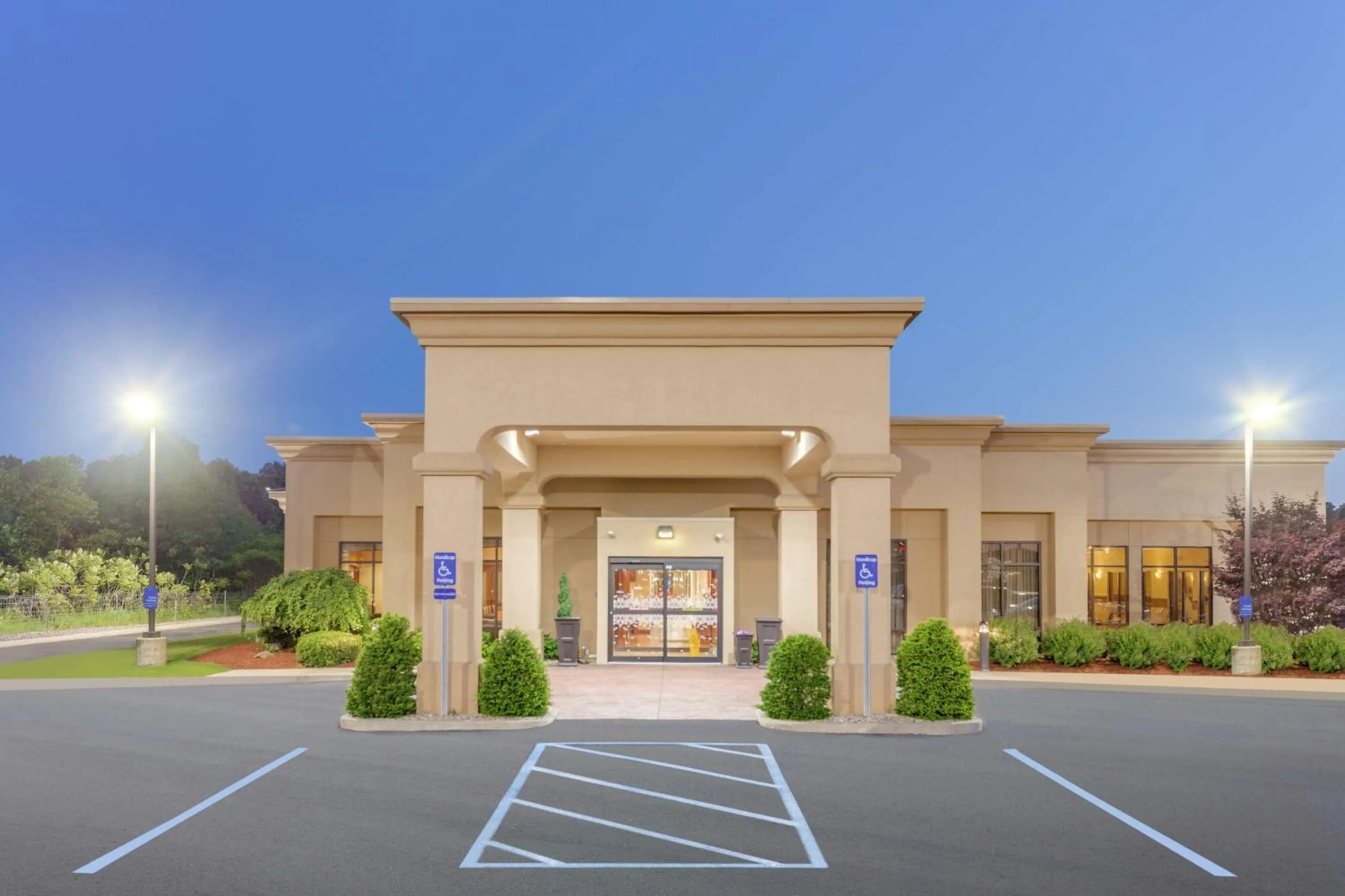 Property building in Hampton Inn Auburn