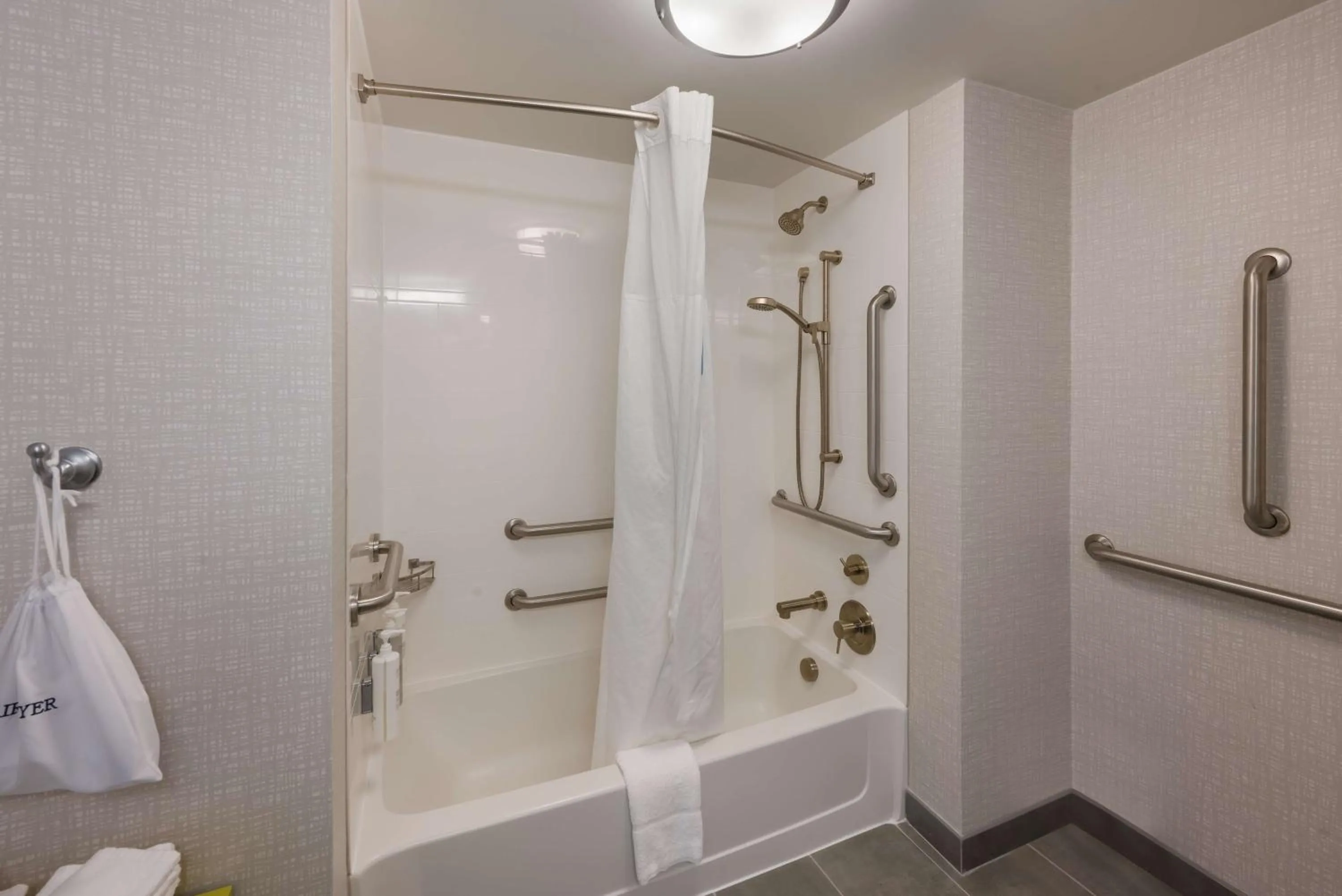 Bathroom in Hampton Inn and Suites Fredericksburg