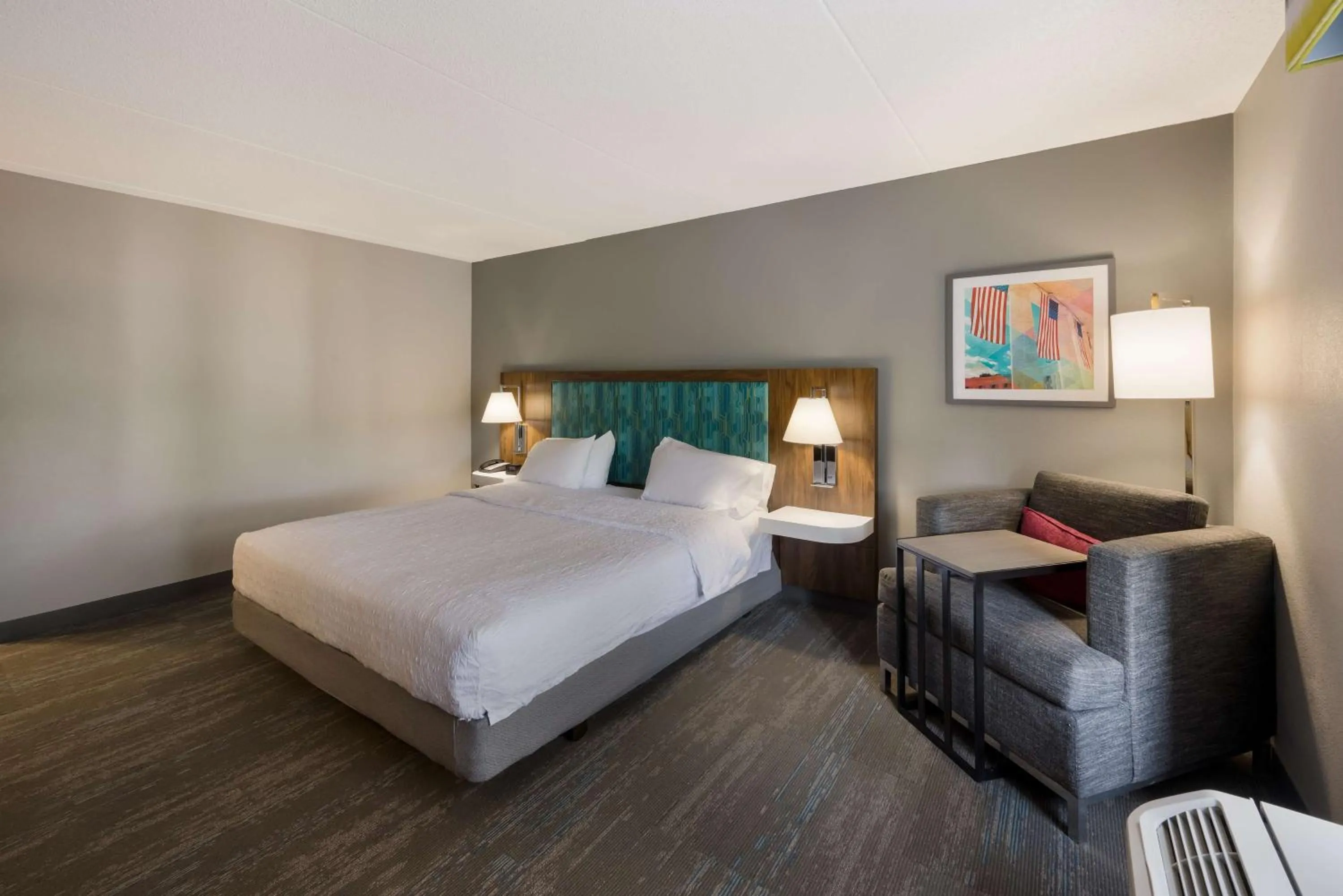 Bed in Hampton Inn and Suites Fredericksburg