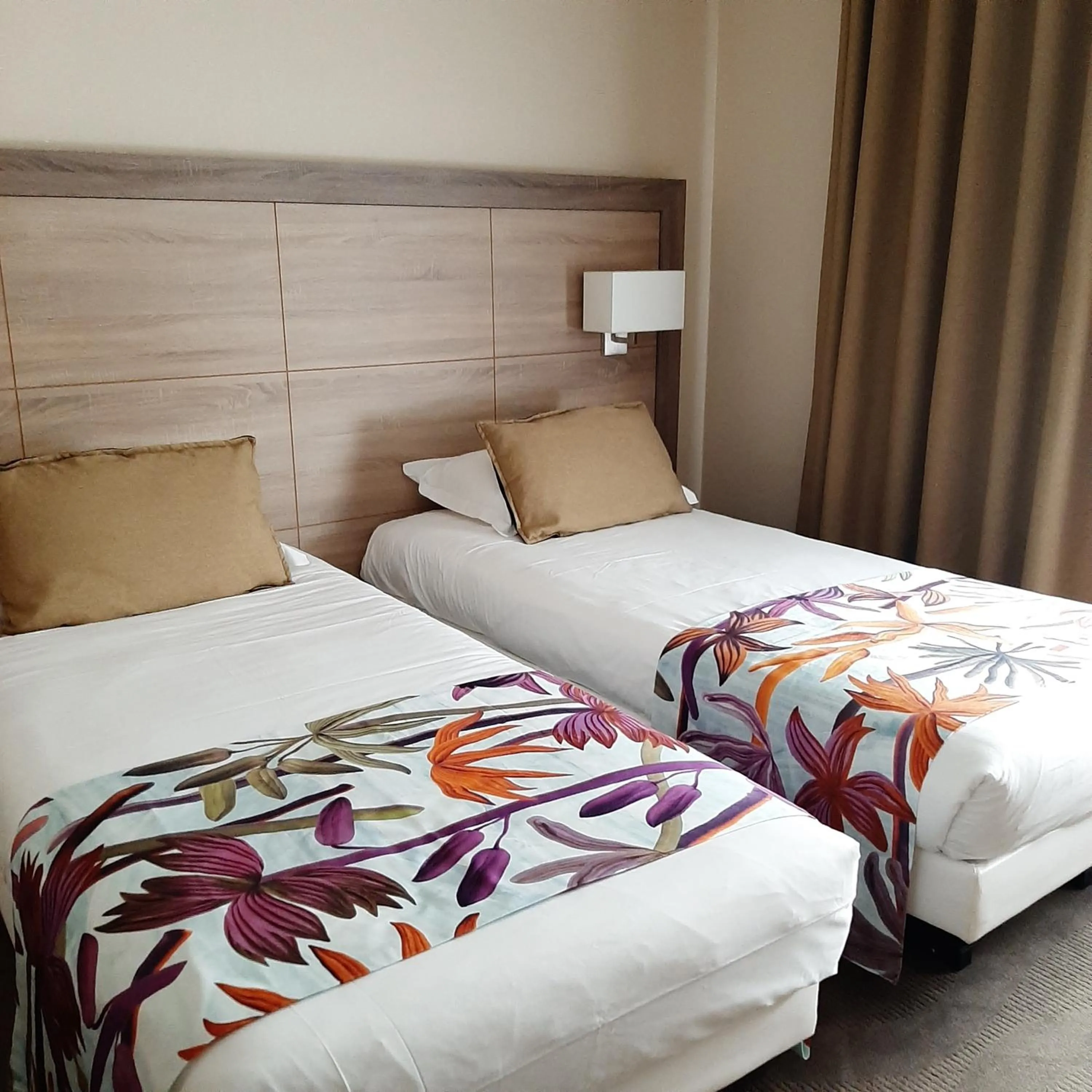 Bed in Logis Hotel Relais Saint Jacques - Châteauroux