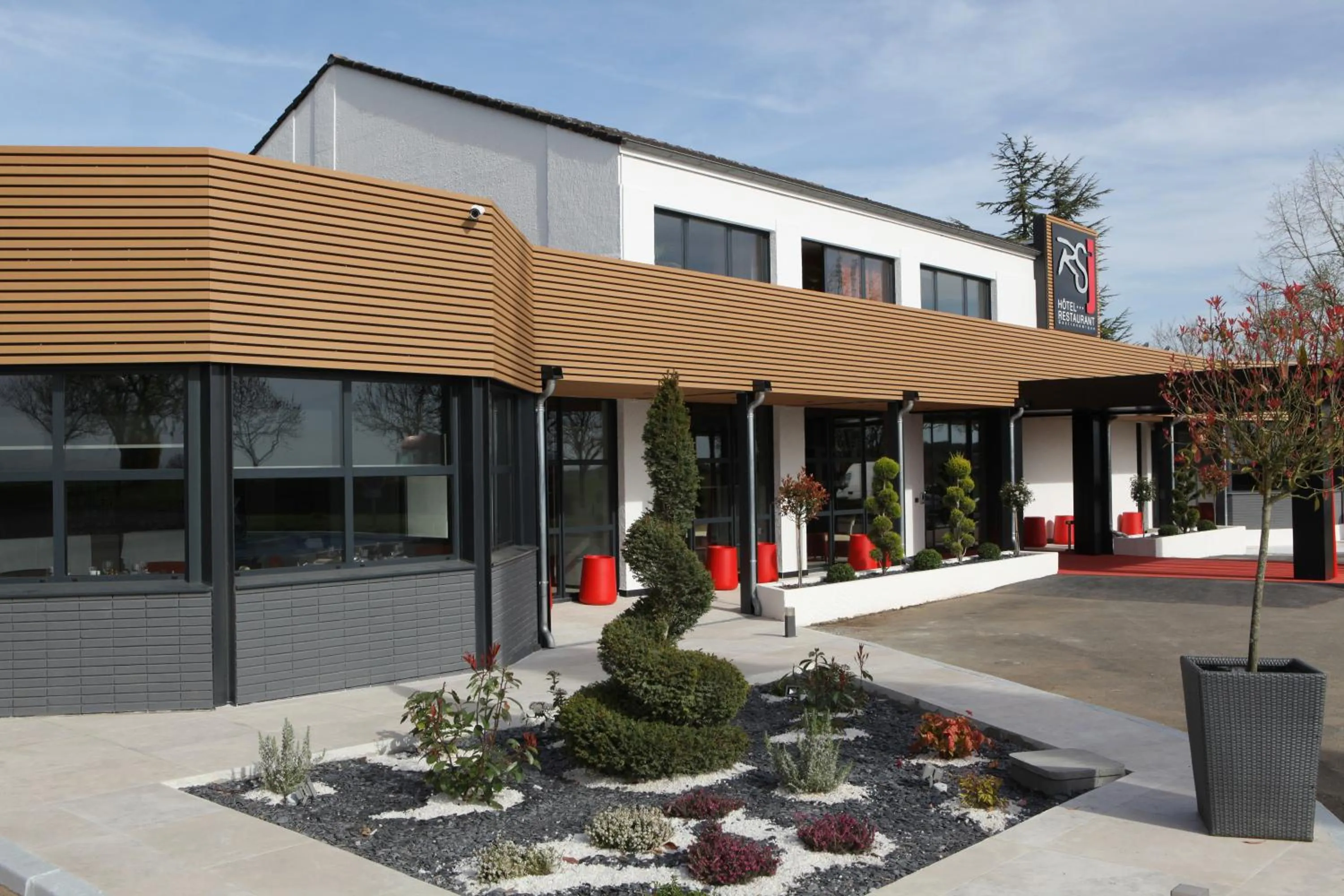 Property building in Logis Hotel Relais Saint Jacques - Châteauroux