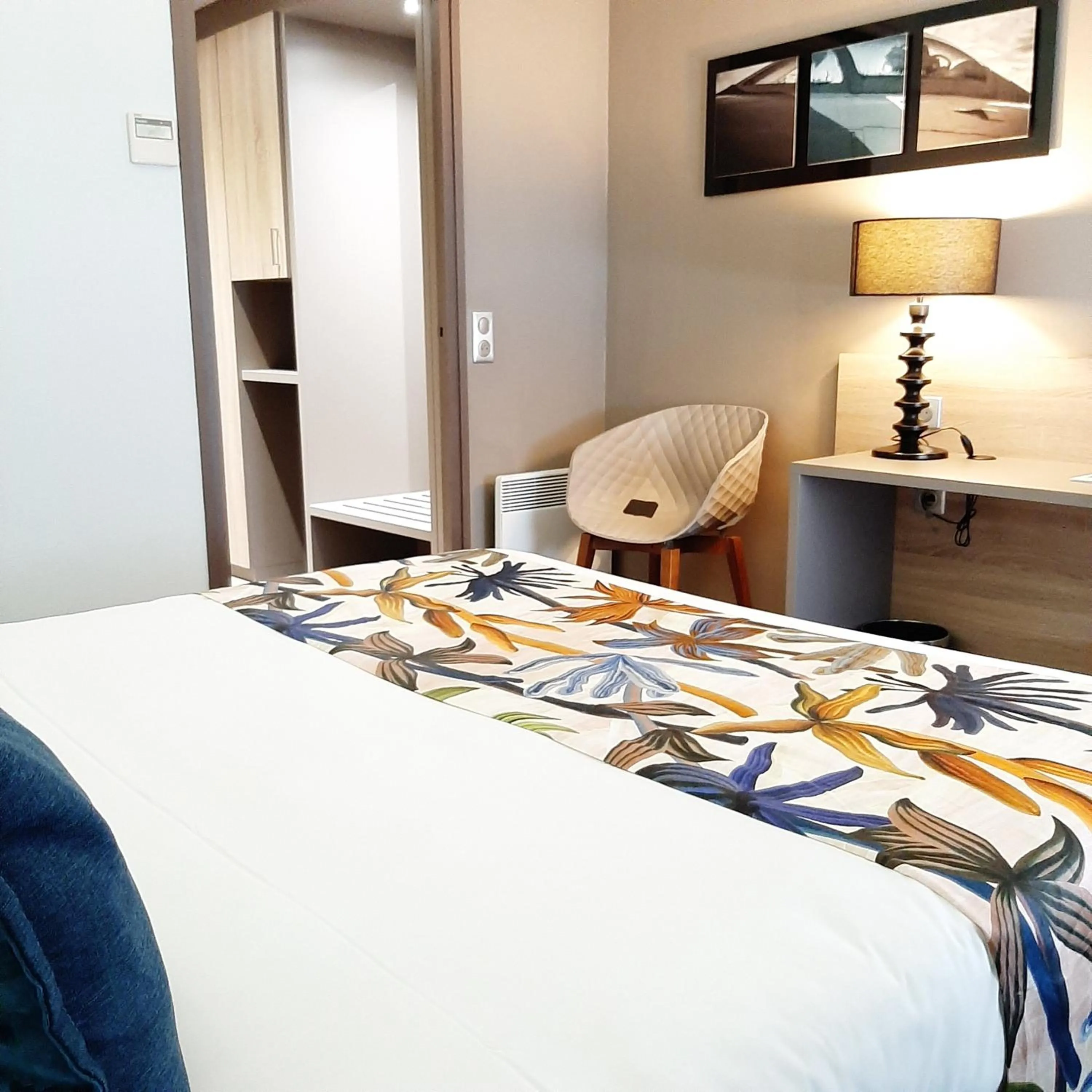 Bed in Logis Hotel Relais Saint Jacques - Châteauroux