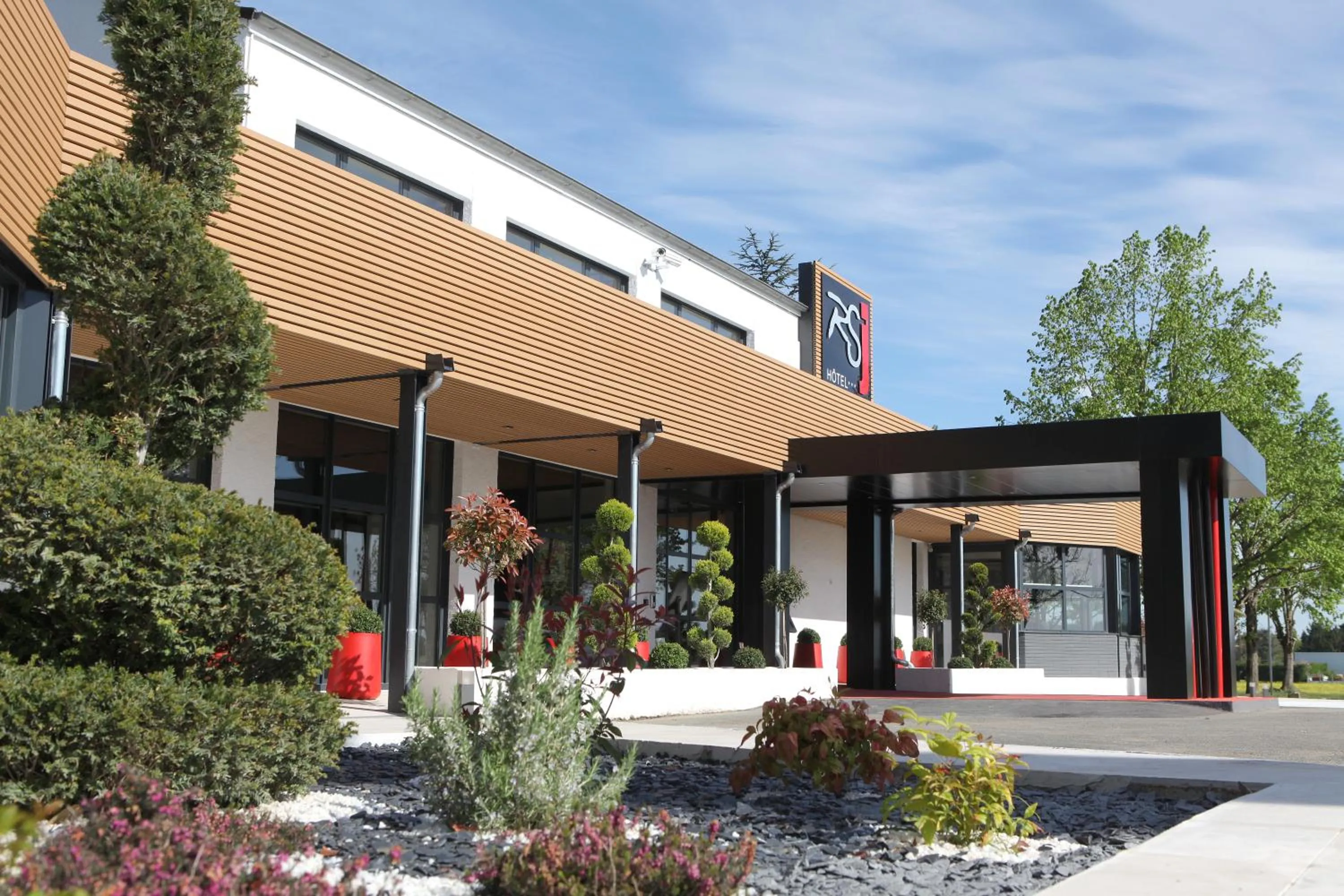 Garden in Logis Hotel Relais Saint Jacques - Châteauroux