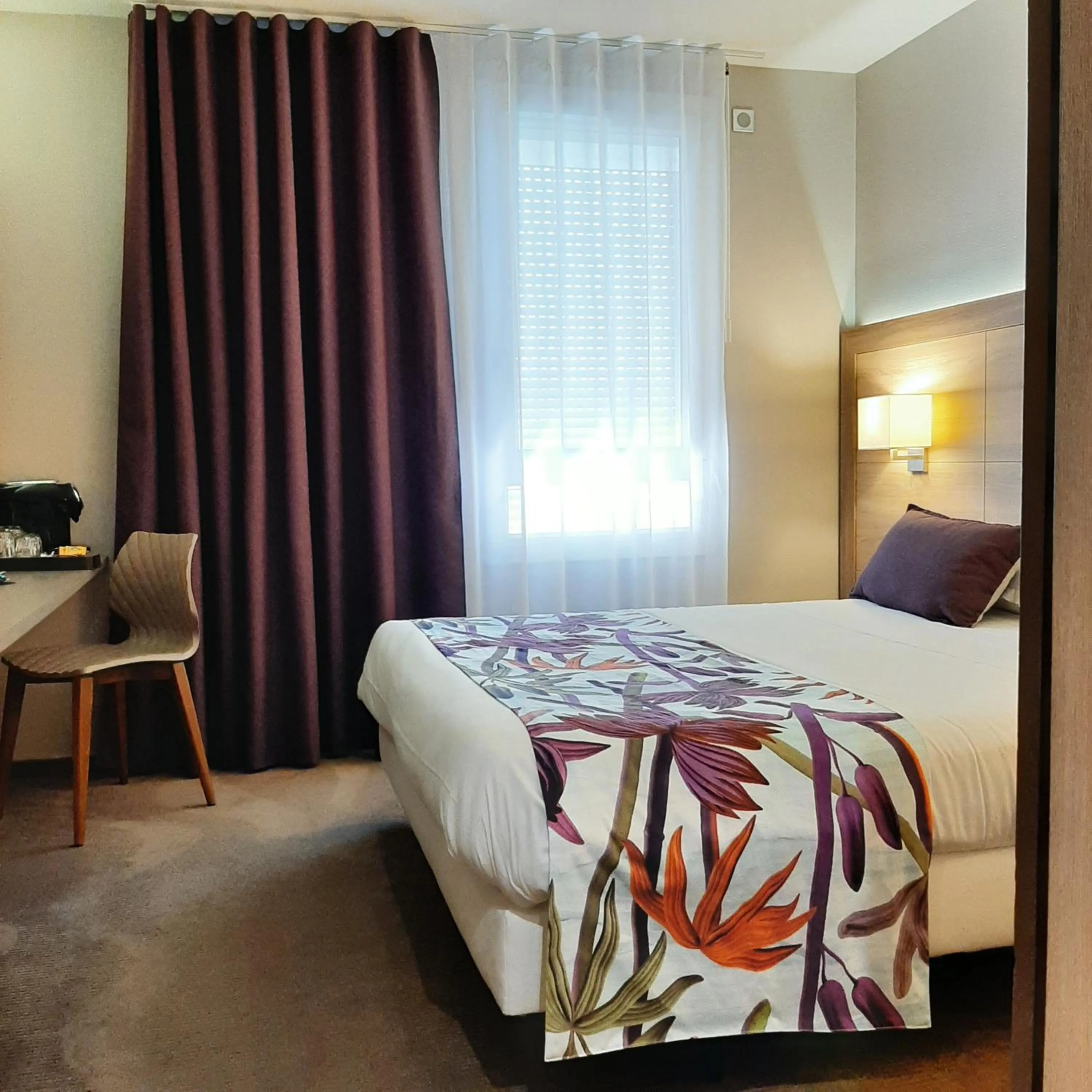 Bed in Logis Hotel Relais Saint Jacques - Châteauroux