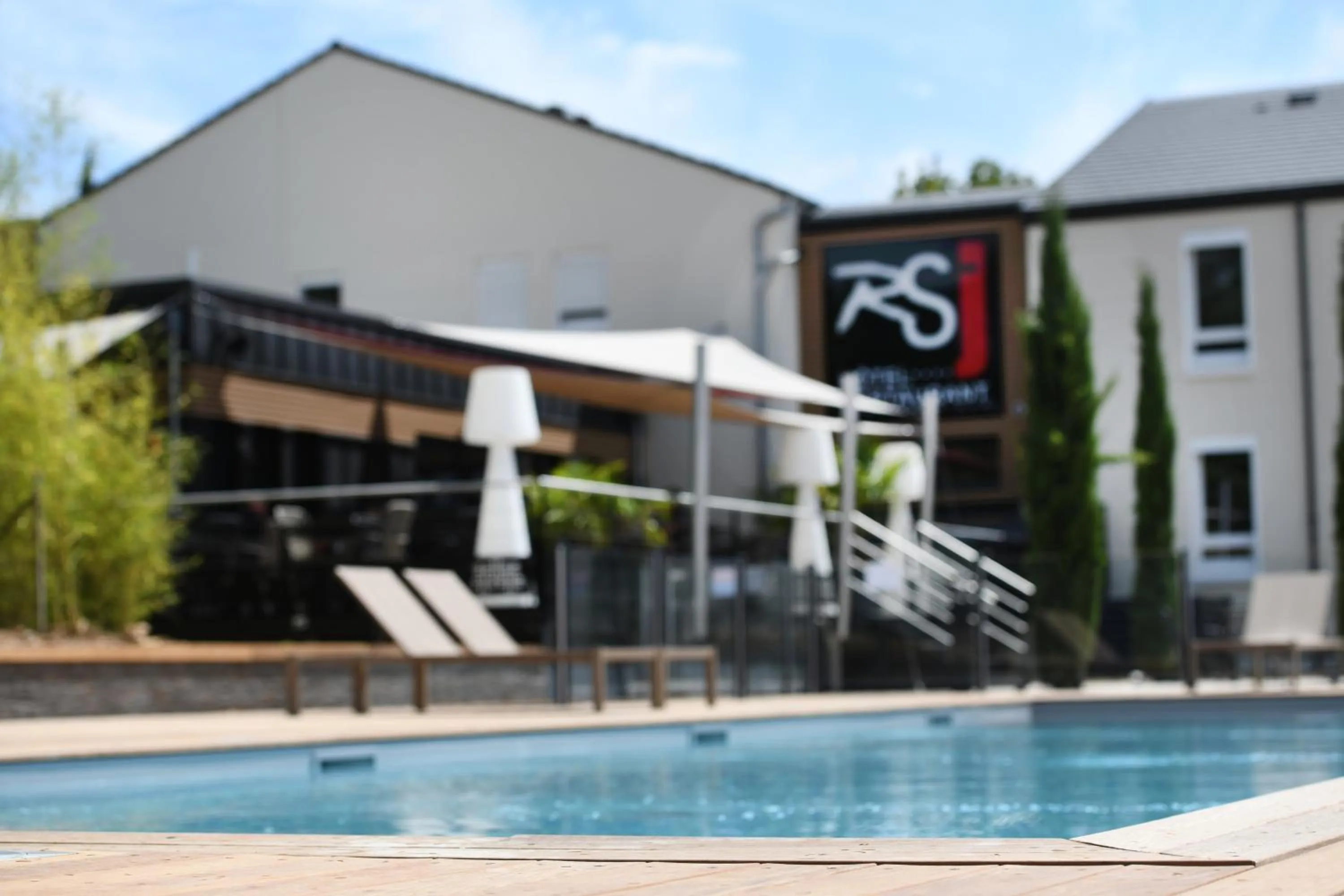 Swimming pool in Logis Hotel Relais Saint Jacques - Châteauroux