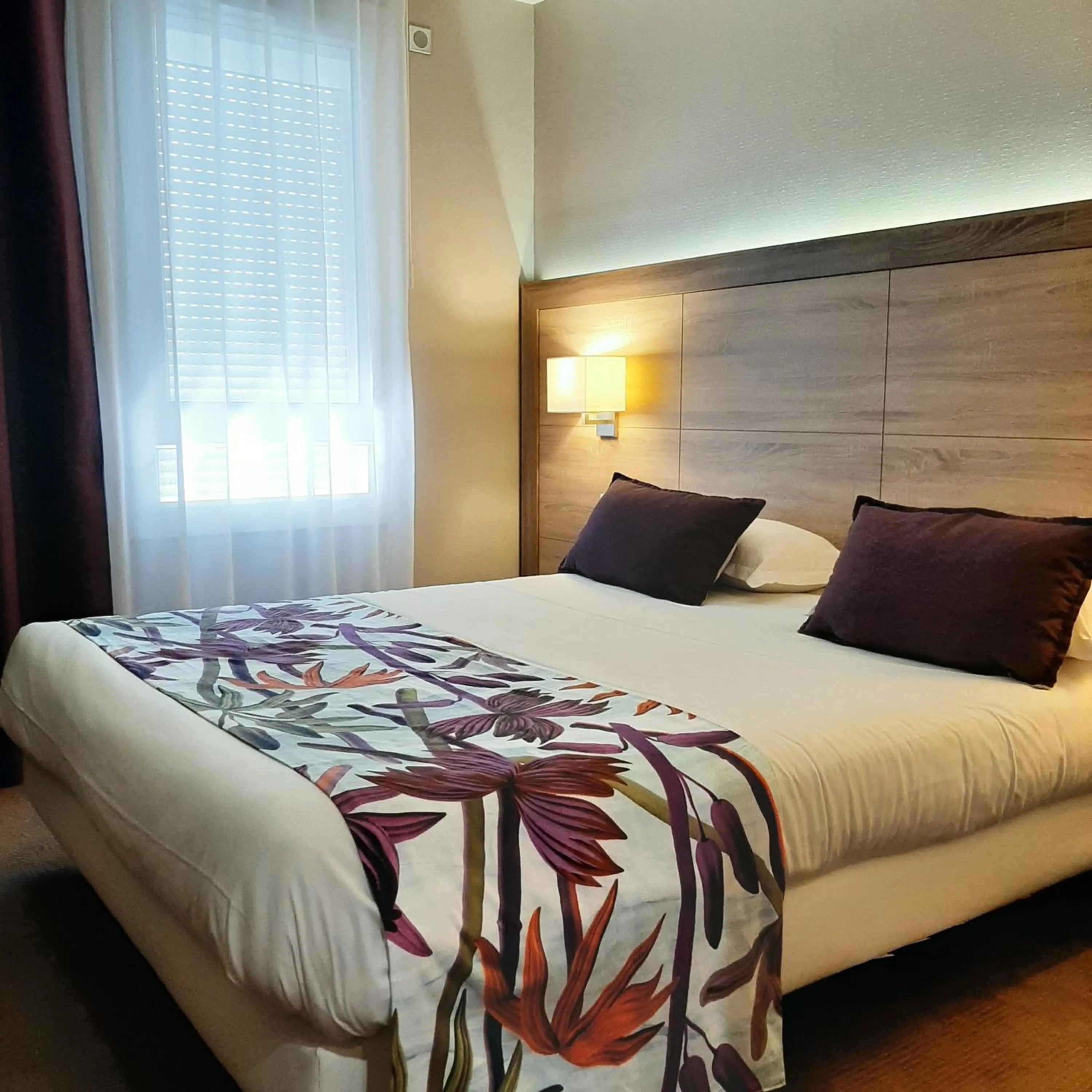 Bed in Logis Hotel Relais Saint Jacques - Châteauroux