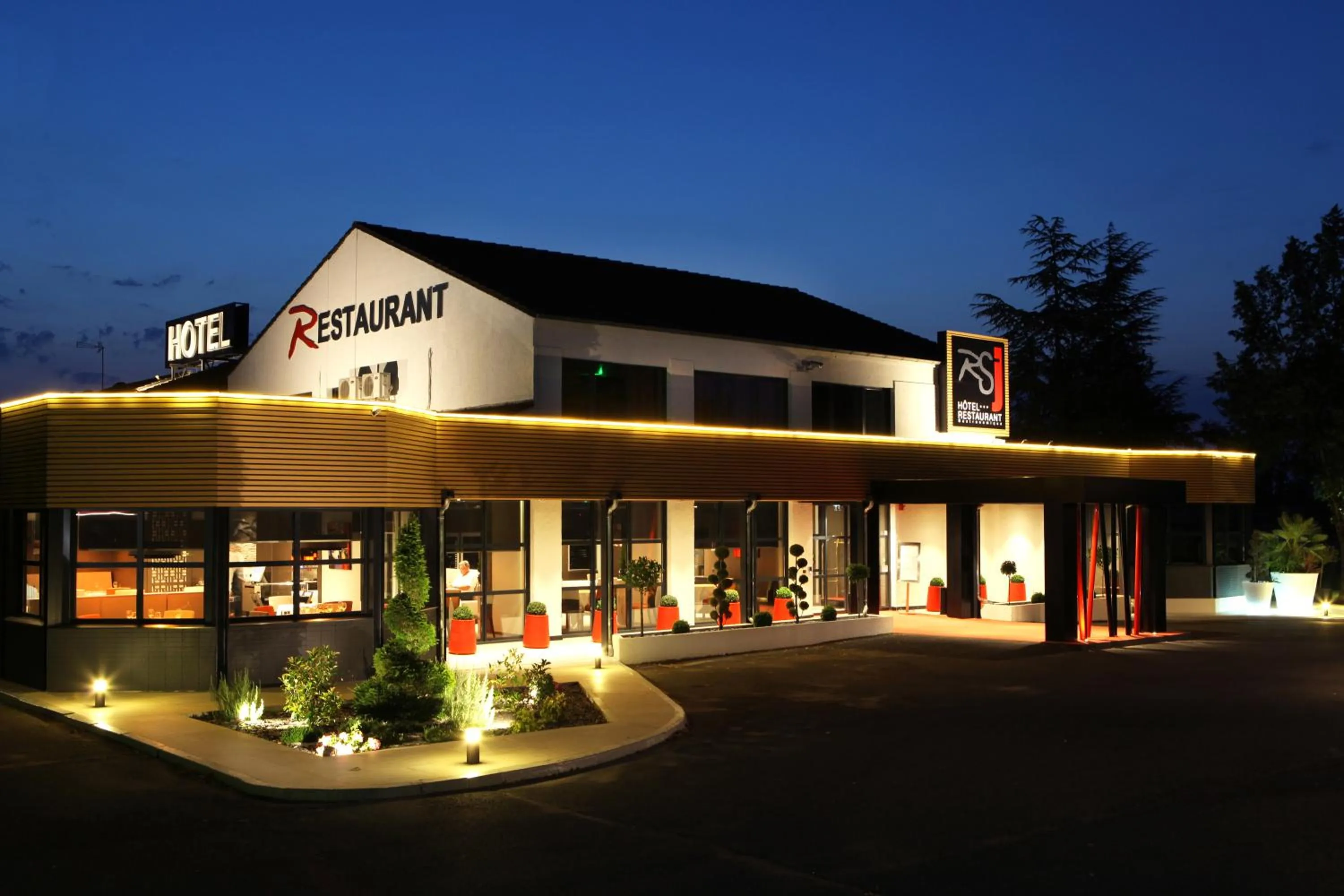 Night in Logis Hotel Relais Saint Jacques - Châteauroux