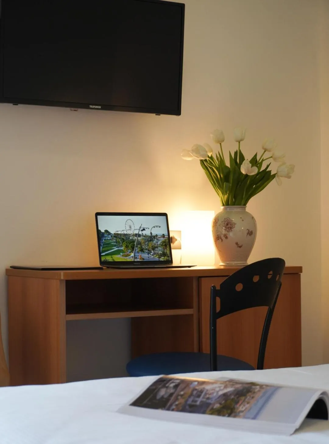 TV and multimedia in Hotel Sunset