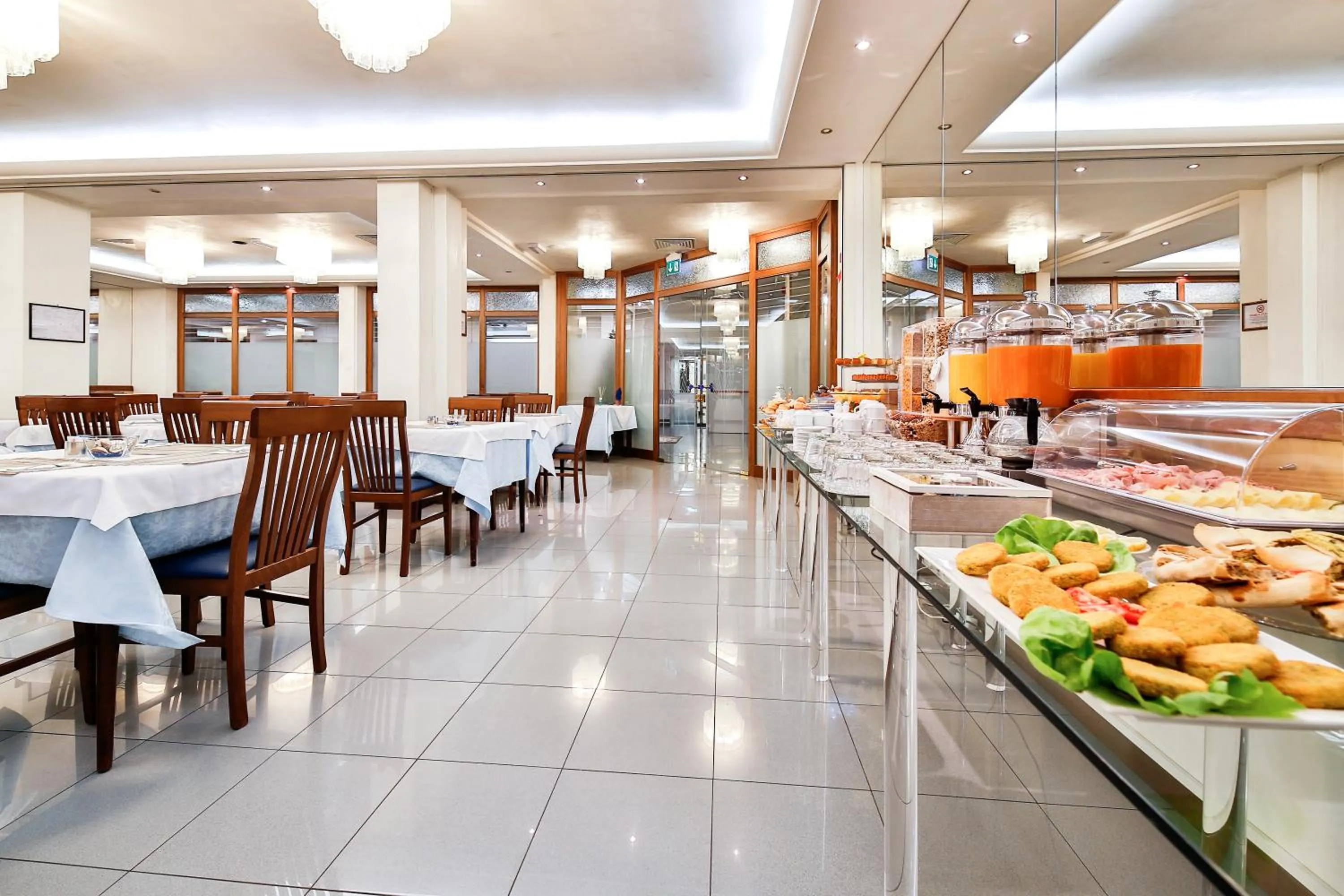 Restaurant/places to eat in Hotel Sunset