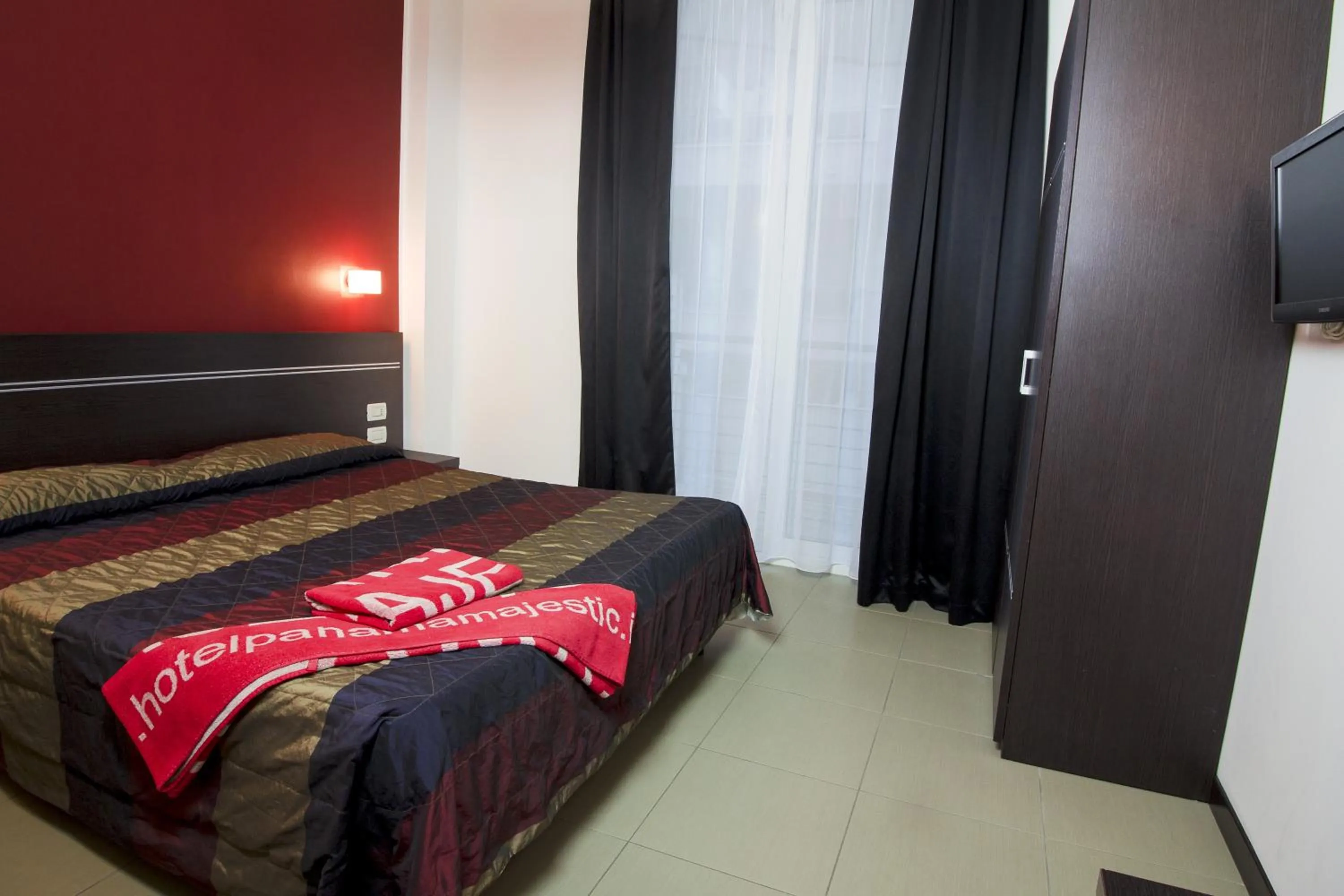 Inner courtyard view, Bed in Hotel Panama Majestic