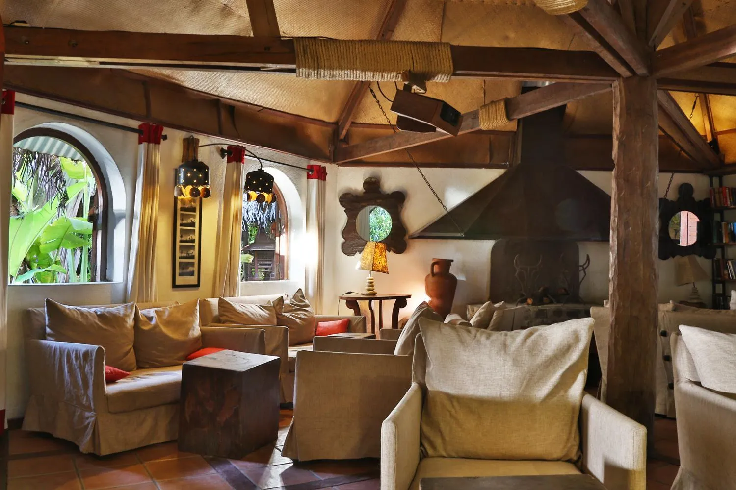 Communal lounge/ TV room in Princesse Bora Lodge & Spa