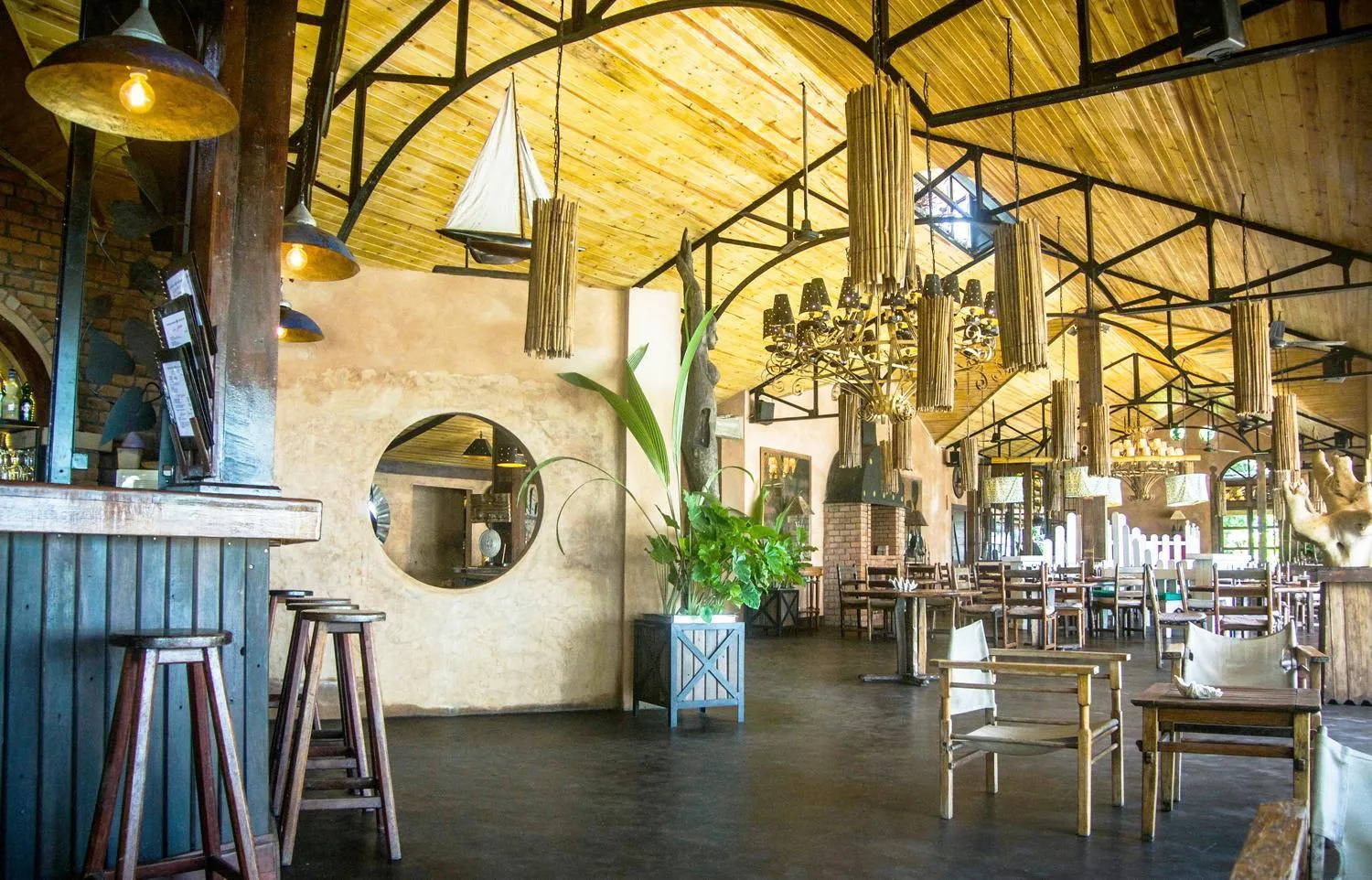 Restaurant/places to eat in Princesse Bora Lodge & Spa