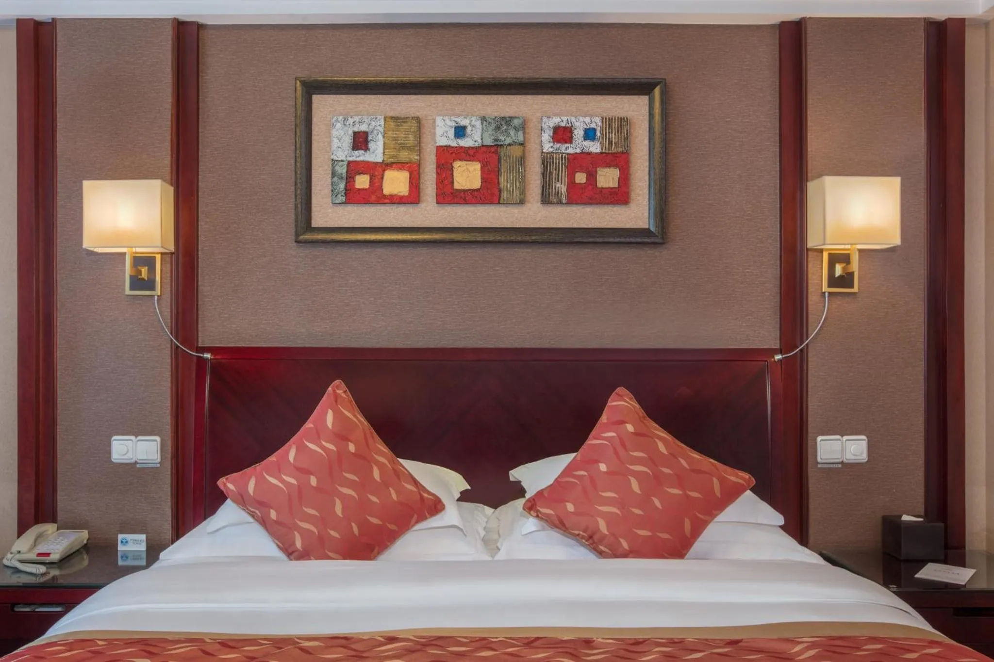 Photo of the whole room, Bed in Crowne Plaza City Center Ningbo by IHG