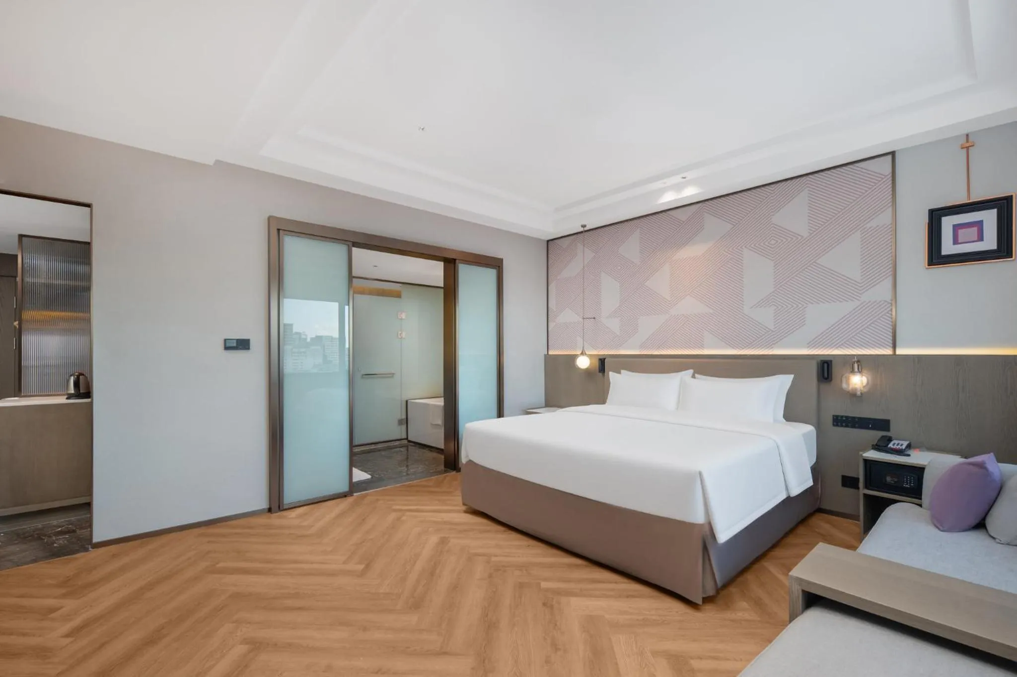 Photo of the whole room, Bed in Crowne Plaza City Center Ningbo by IHG
