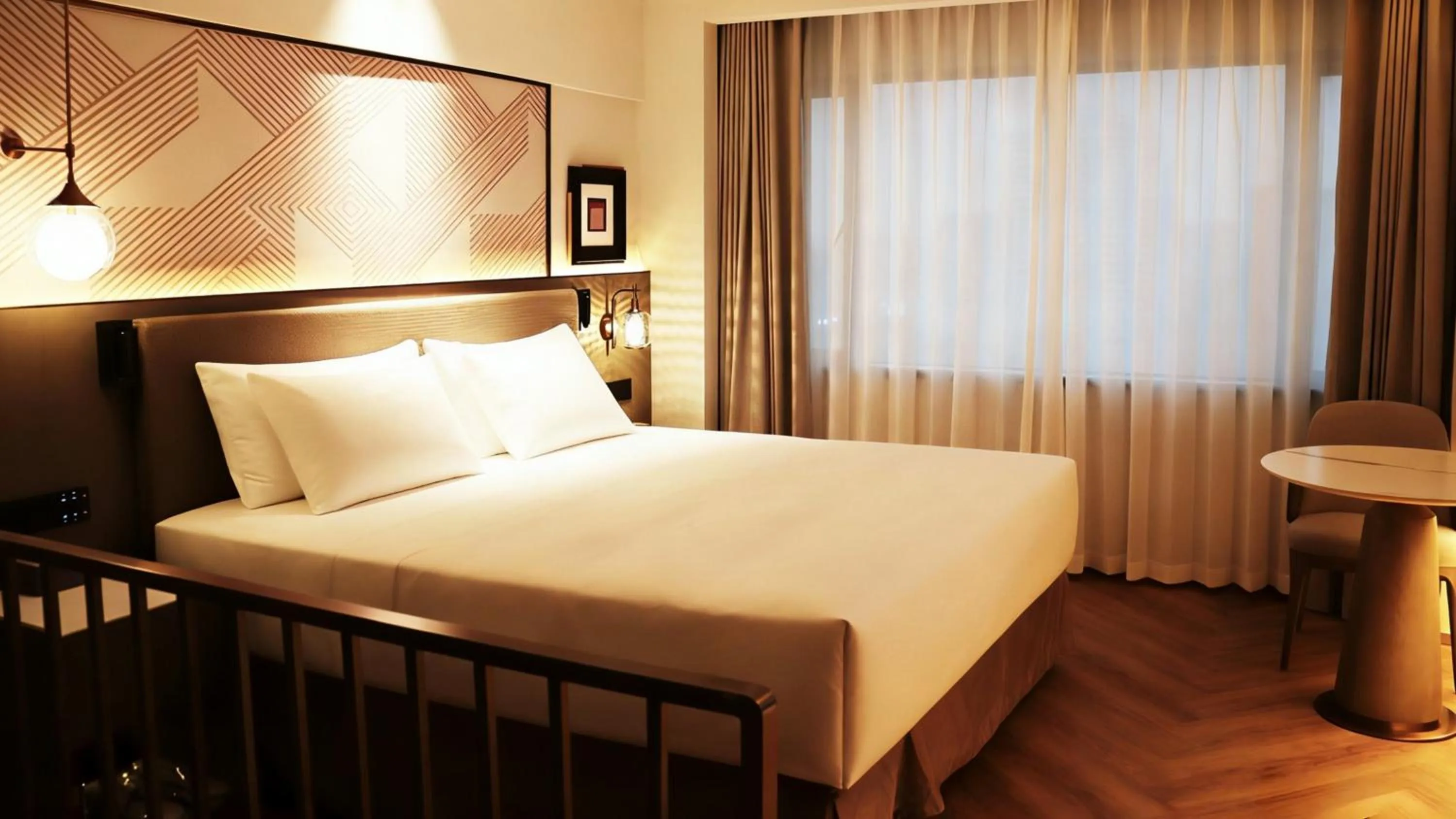 Photo of the whole room, Bed in Crowne Plaza City Center Ningbo by IHG