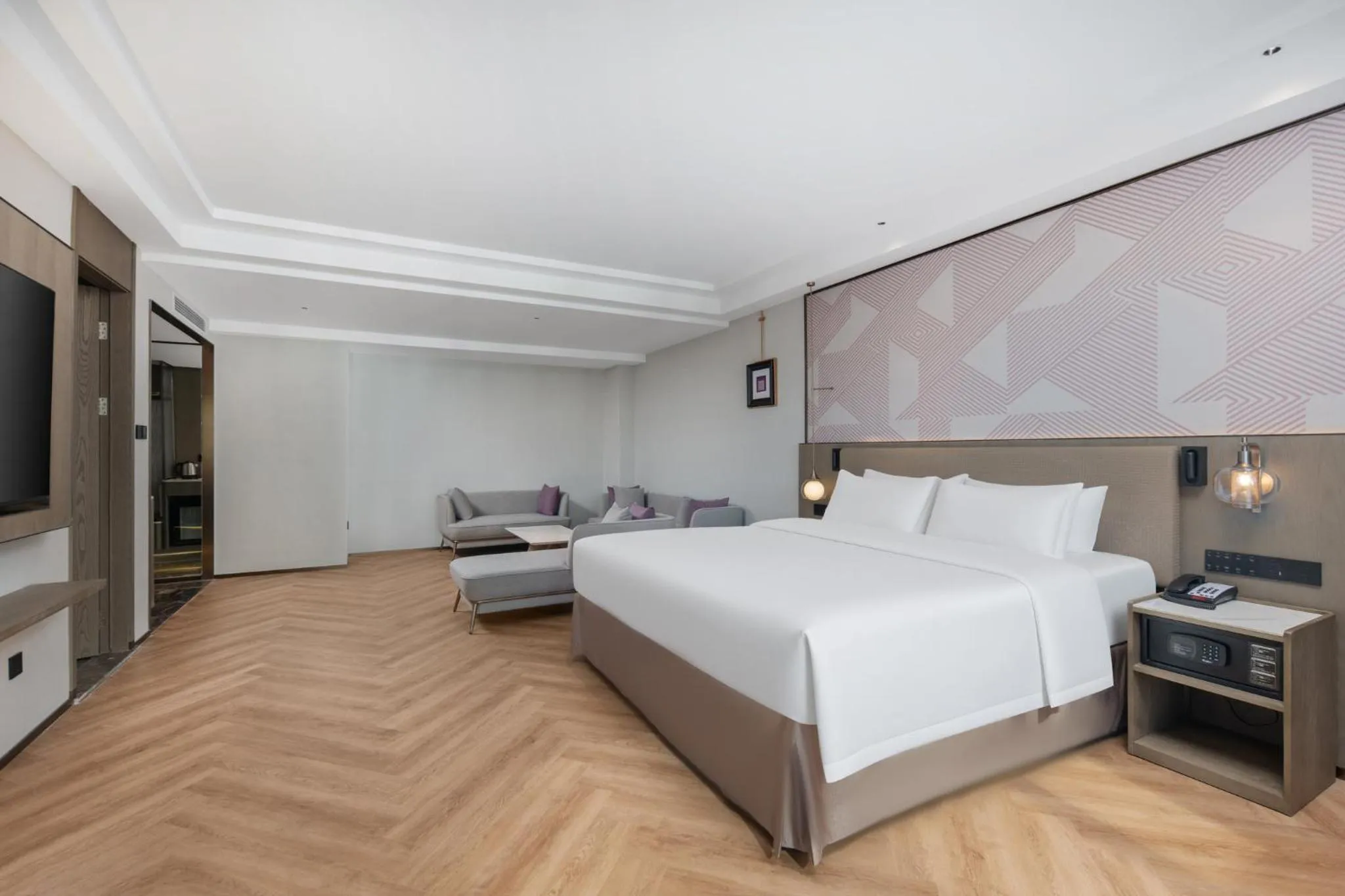 Photo of the whole room, Bed in Crowne Plaza City Center Ningbo by IHG