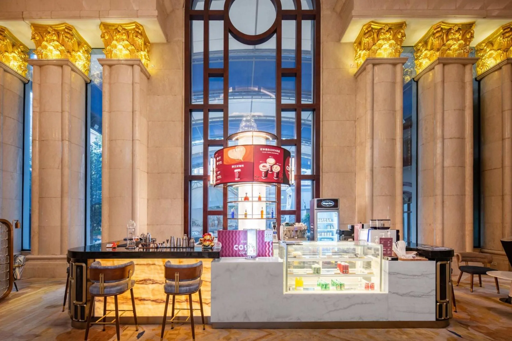 Lounge or bar in Crowne Plaza City Center Ningbo by IHG