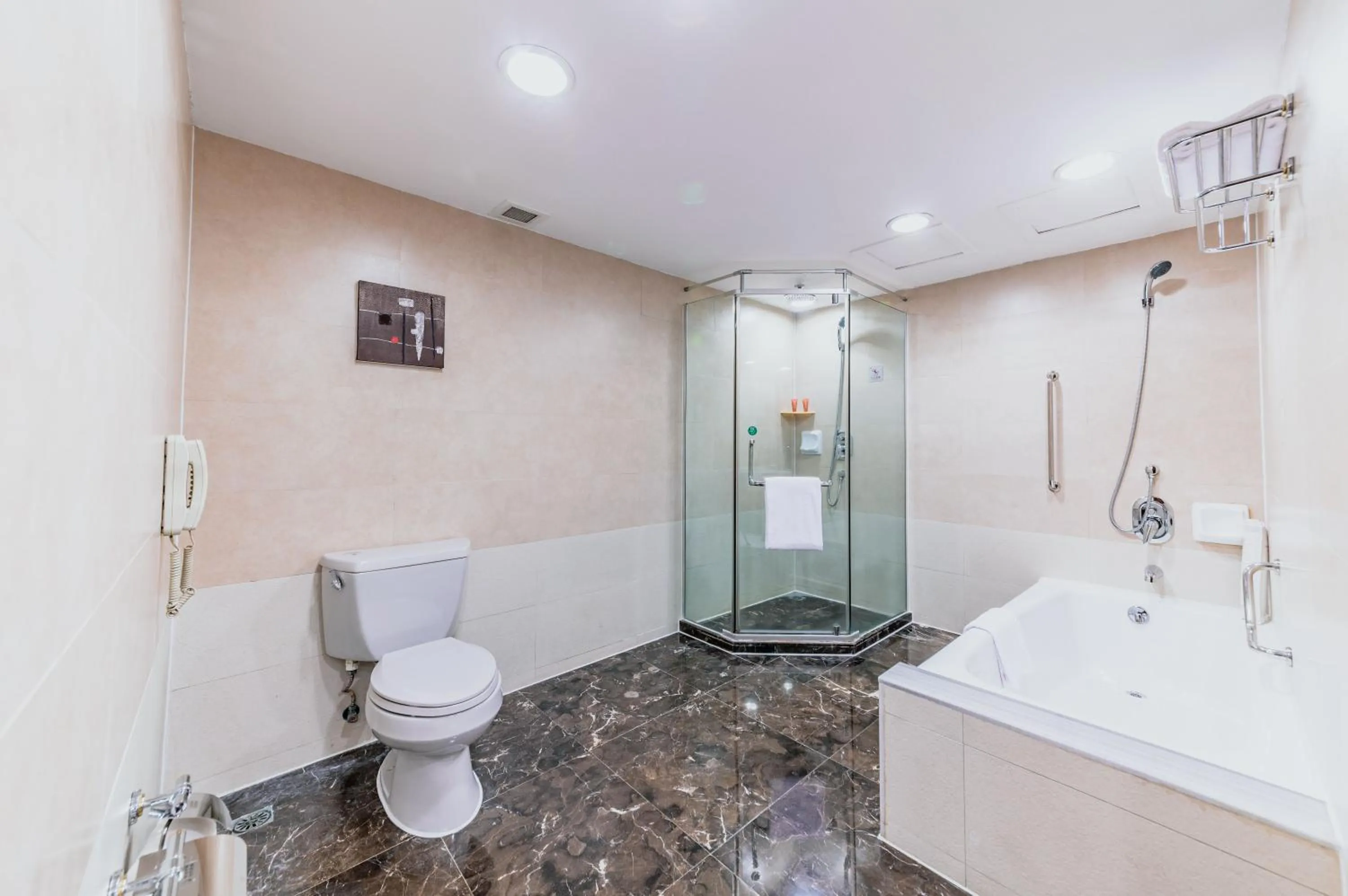 Toilet in Crowne Plaza City Center Ningbo by IHG