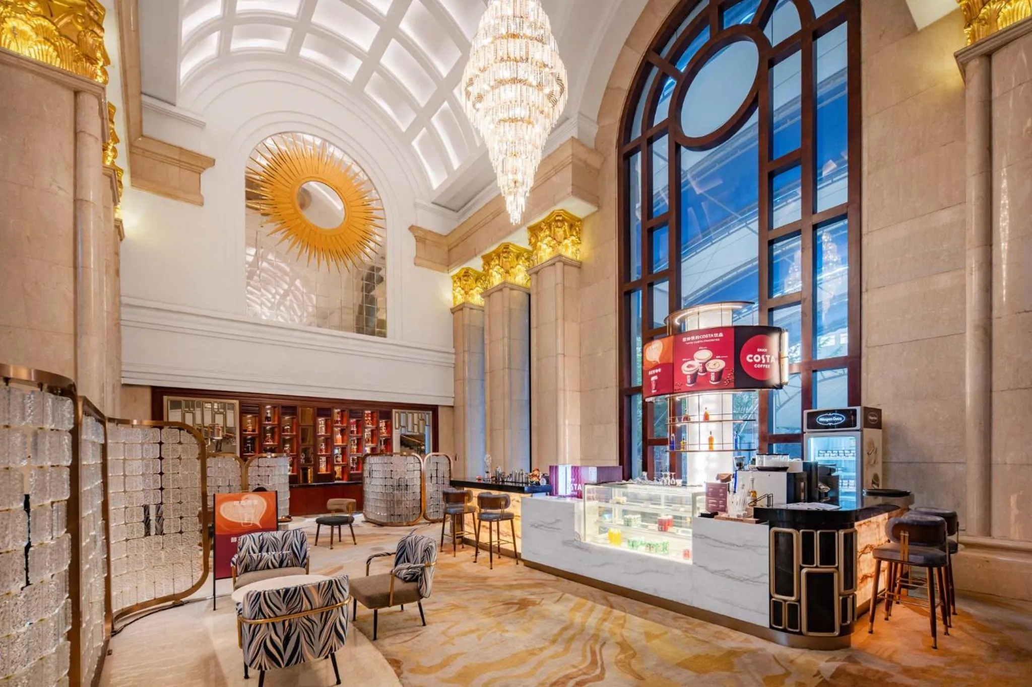 Lounge or bar in Crowne Plaza City Center Ningbo by IHG