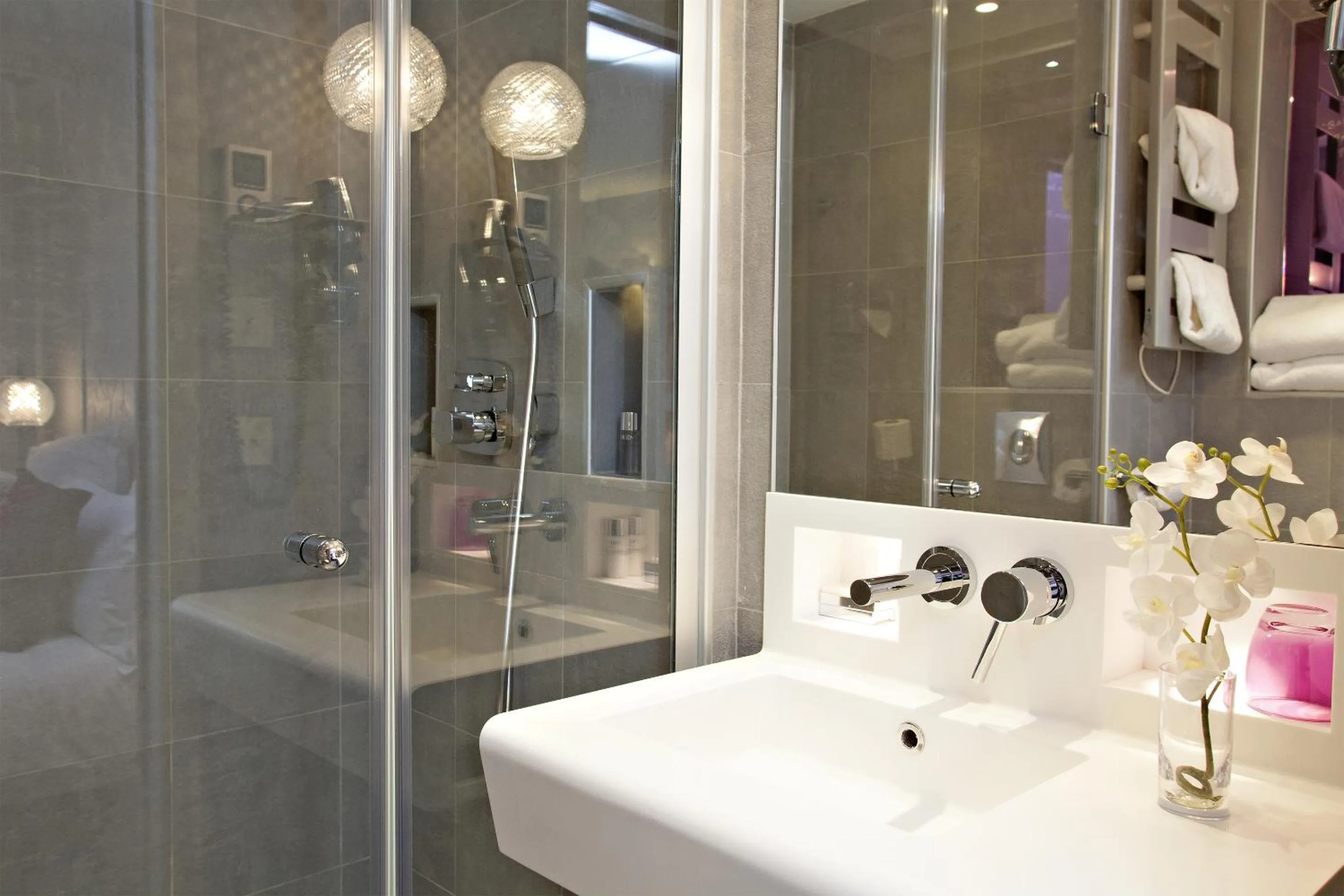 Shower in Hotel Elysée Secret