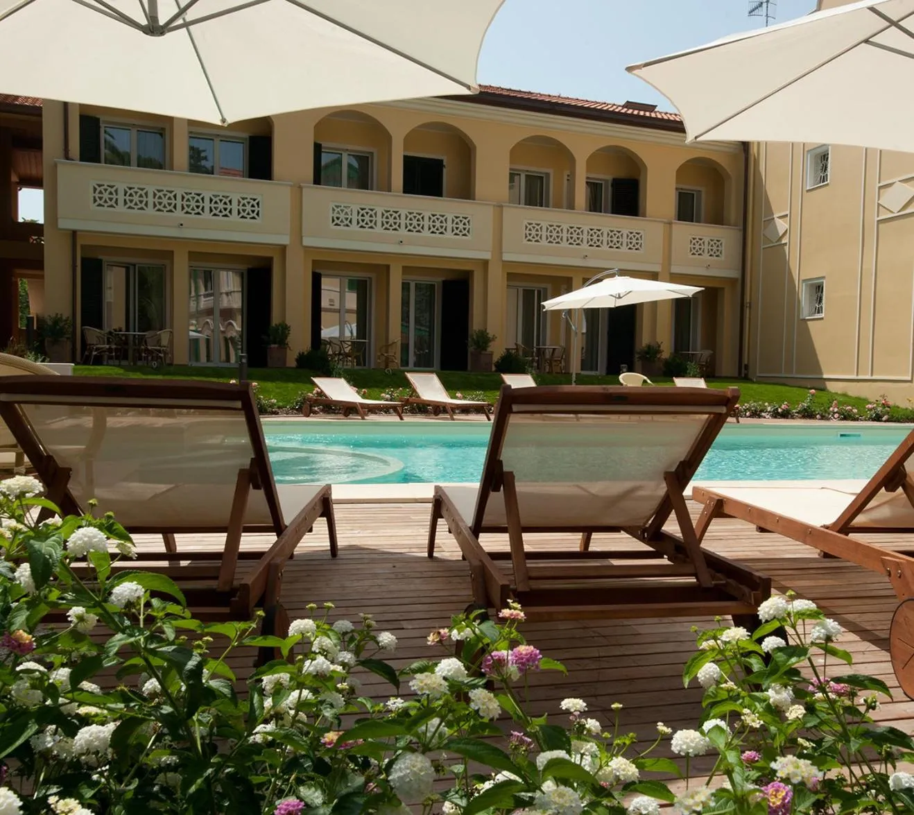 Swimming pool in Villa Rosella Resort