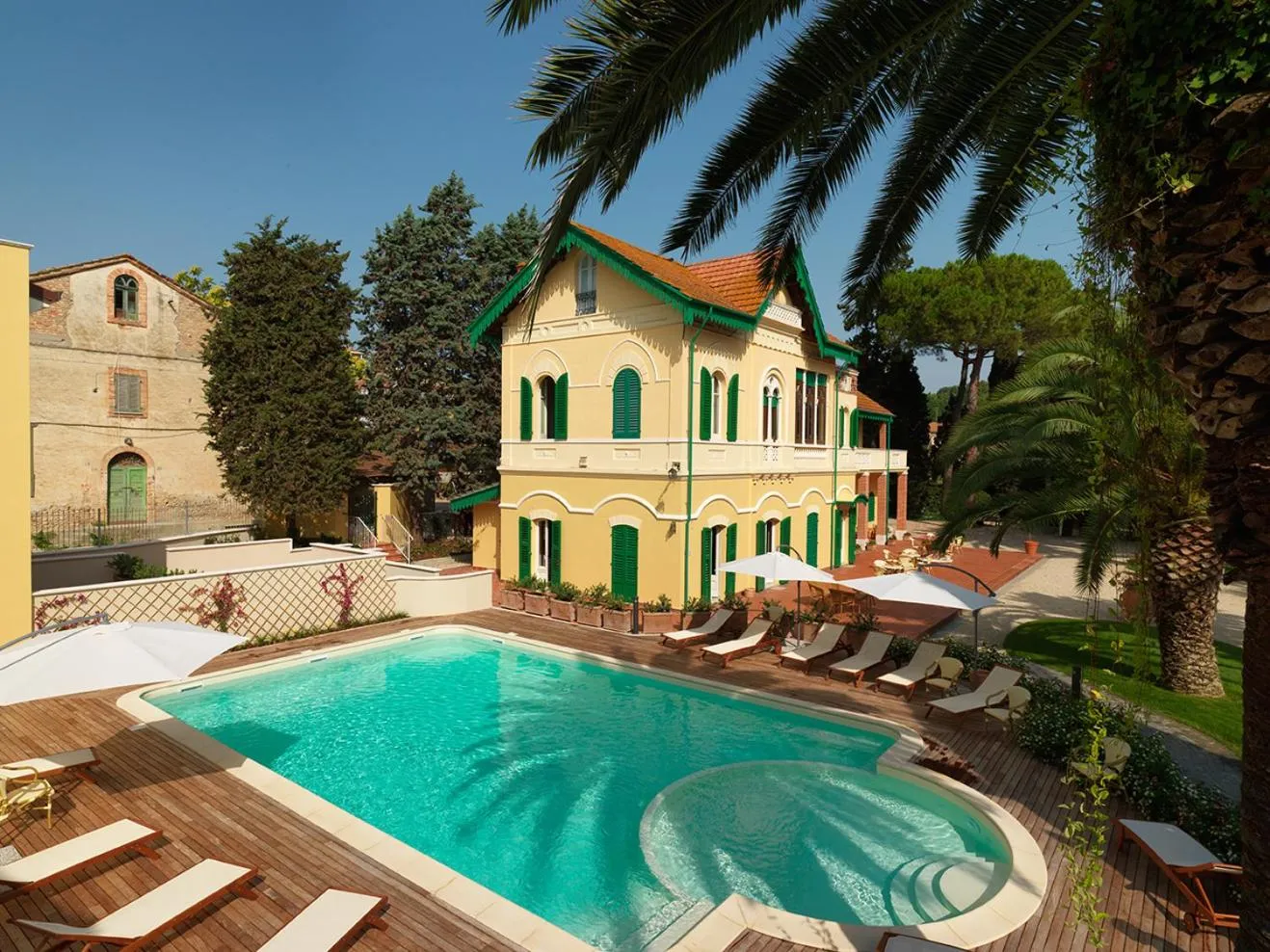 Swimming pool in Villa Rosella Resort