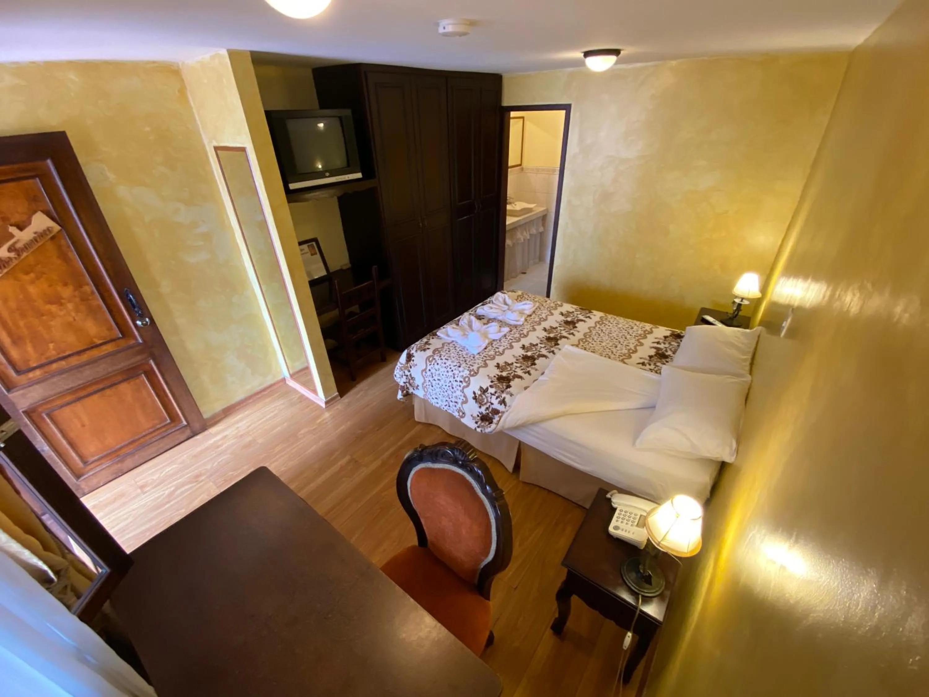 Photo of the whole room, Bed in Villa de Tacvnga Hotel