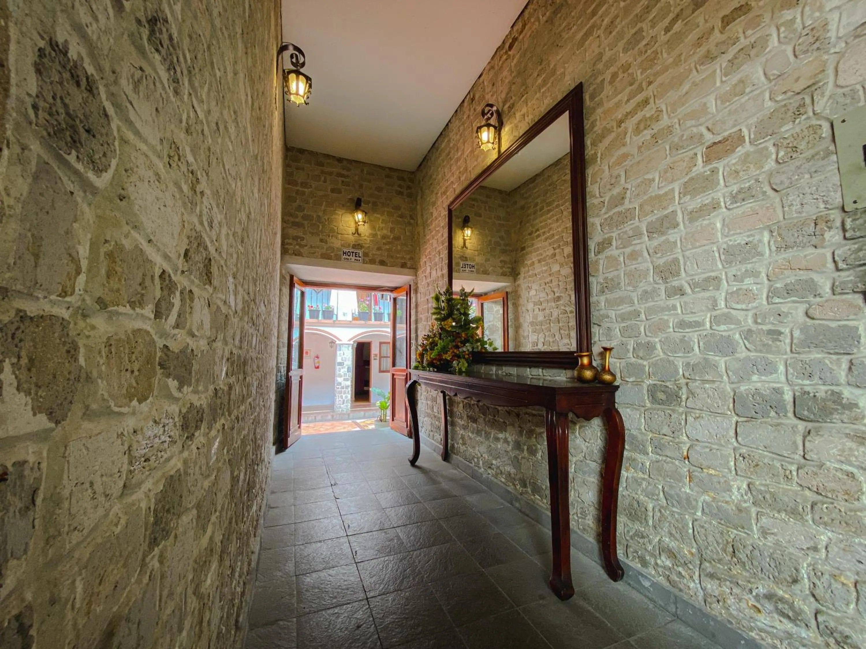 Inner courtyard view in Villa de Tacvnga Hotel