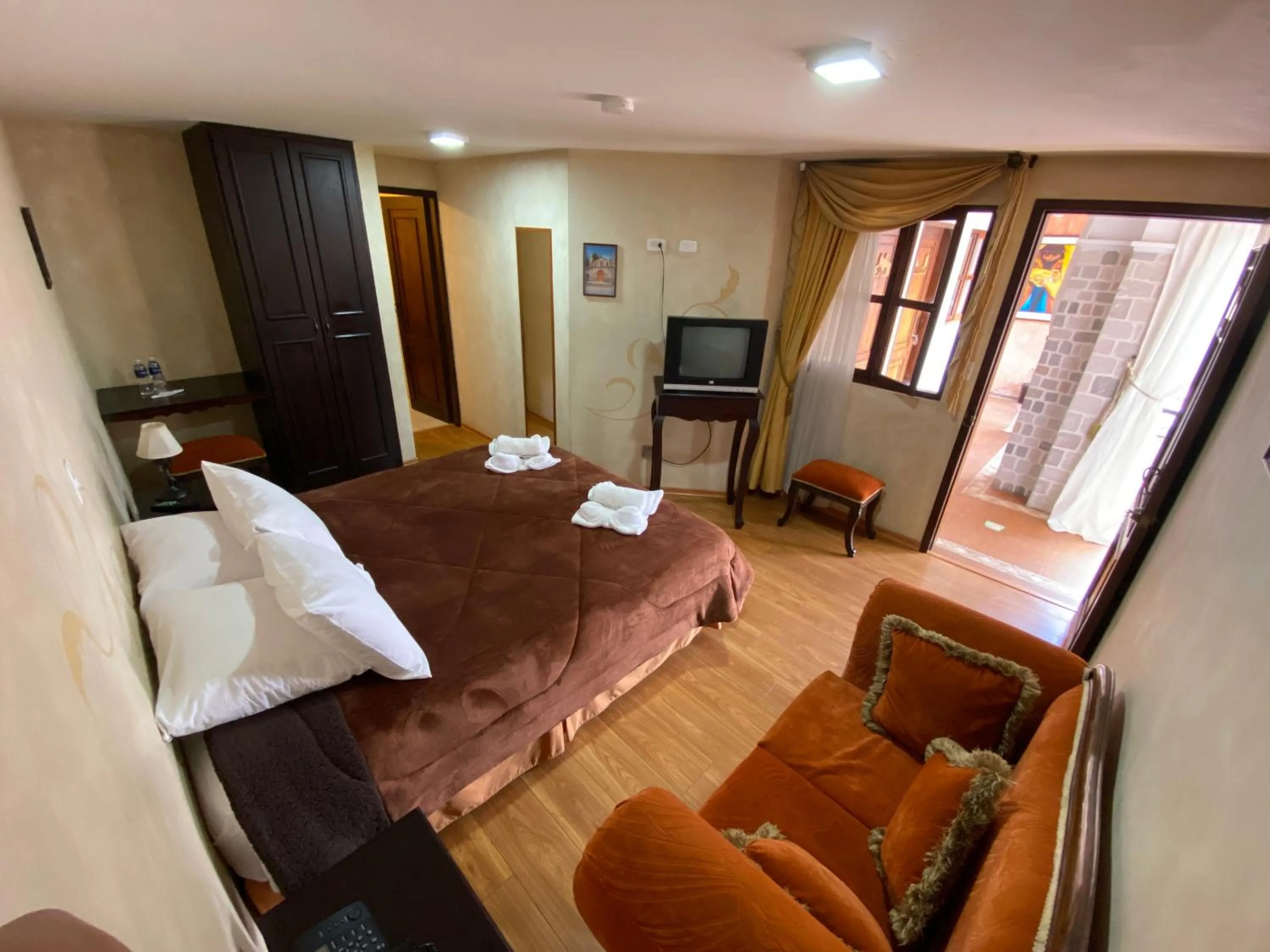 Photo of the whole room, Bed in Villa de Tacvnga Hotel