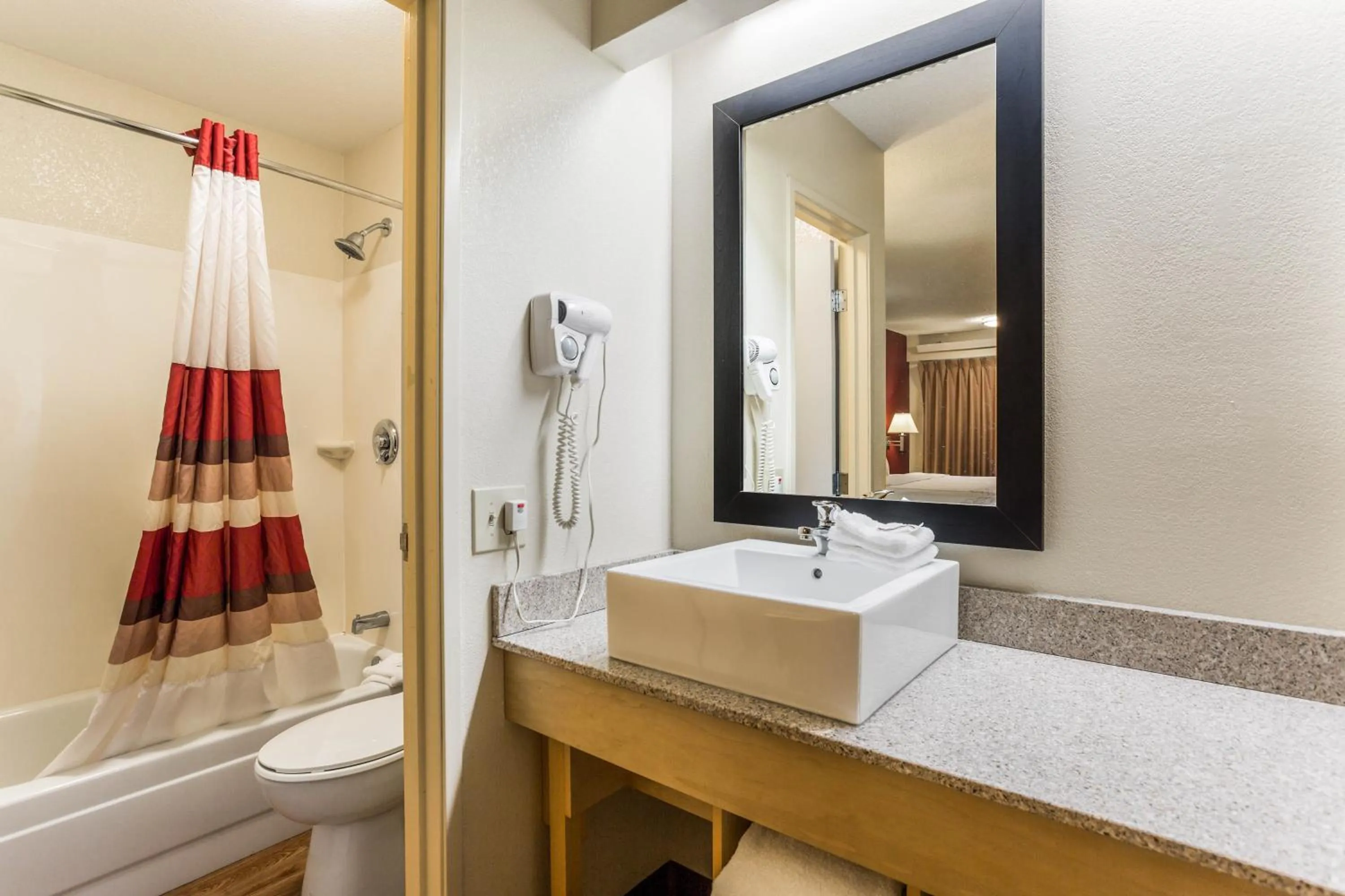 Bathroom in Red Roof Inn PLUS+ Nashville North Goodlettsville
