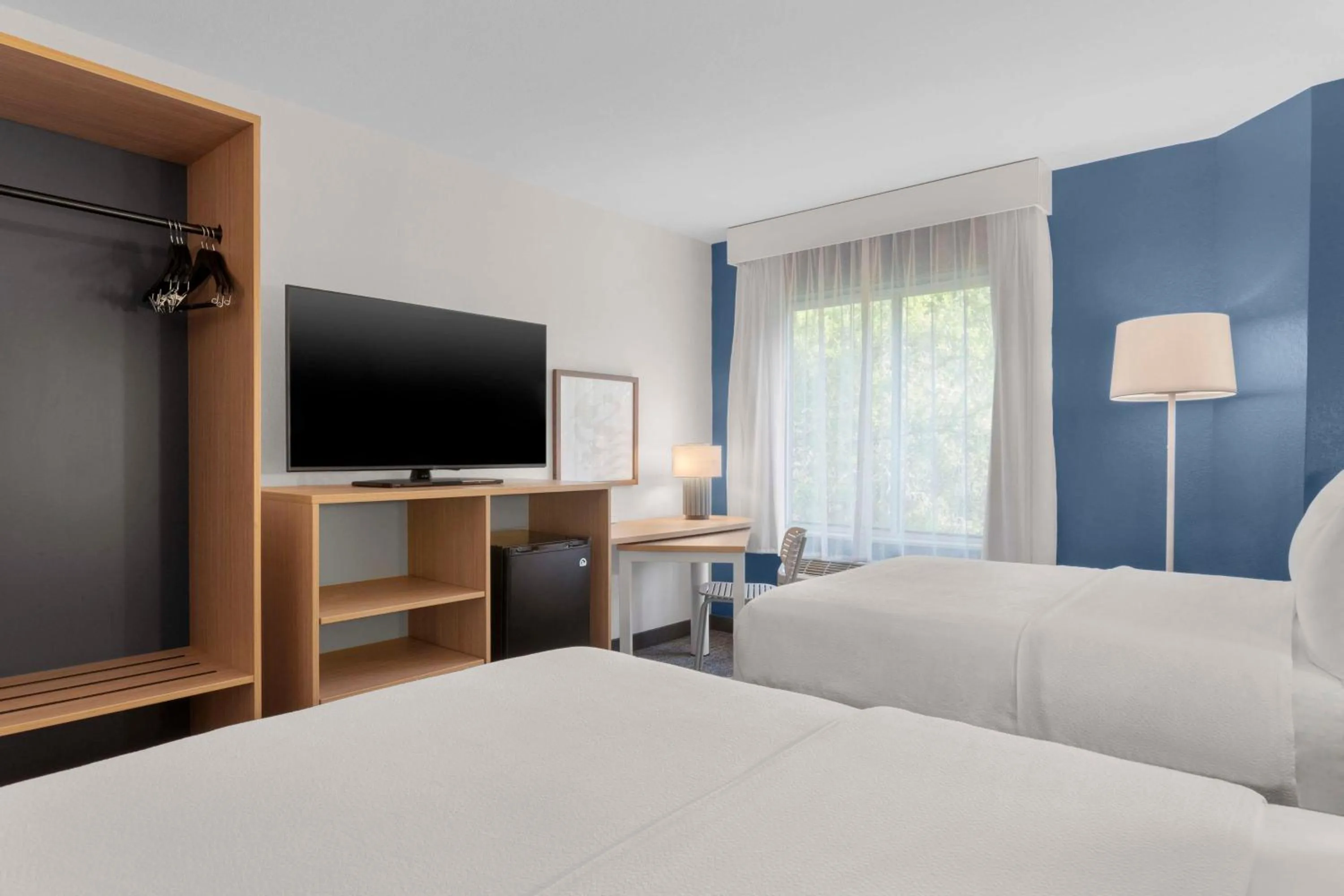 Bedroom, Bed in Spark by Hilton Orlando near SeaWorld