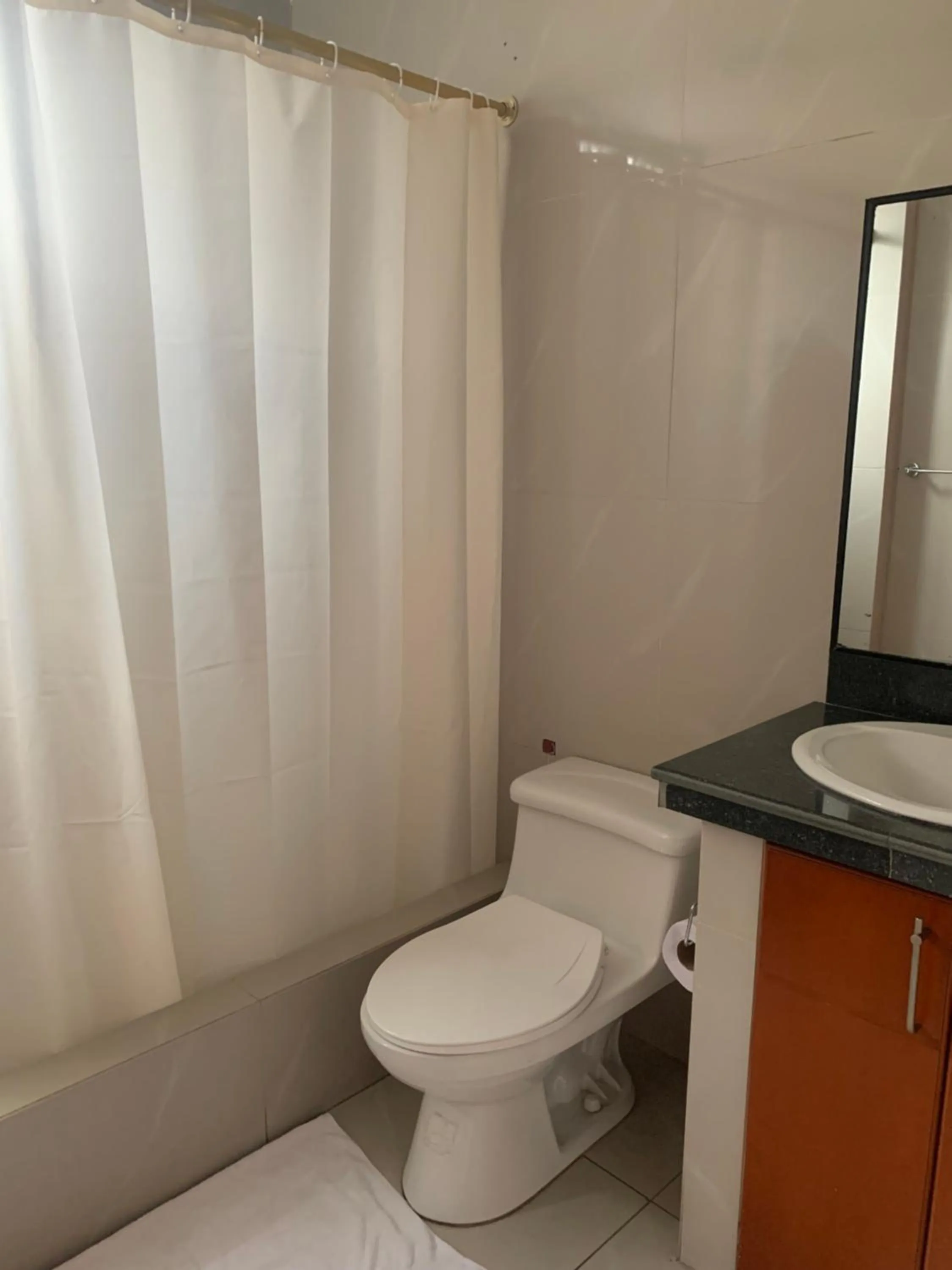 Shower in Hoteles en Guayaquil - Suites Guayaquil Cerca del Aeropuerto