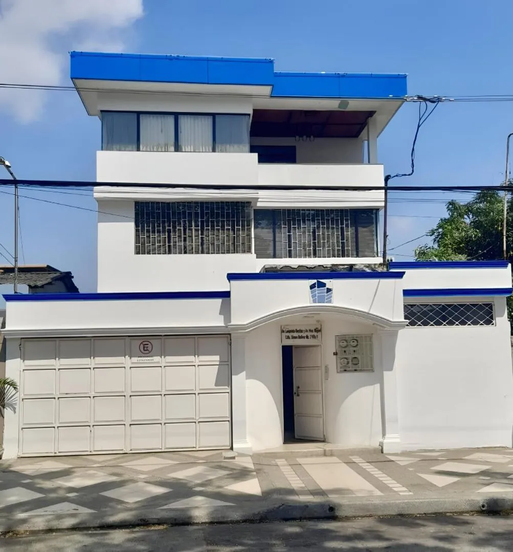 Property building in Hoteles en Guayaquil - Suites Guayaquil Cerca del Aeropuerto