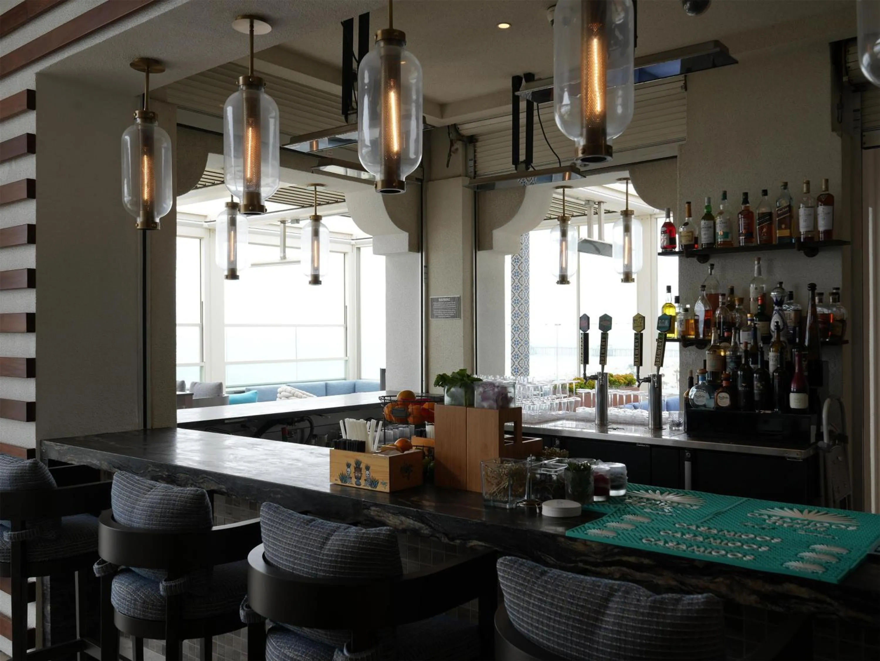 Lounge or bar in The Waterfront Beach Resort, A Hilton Hotel