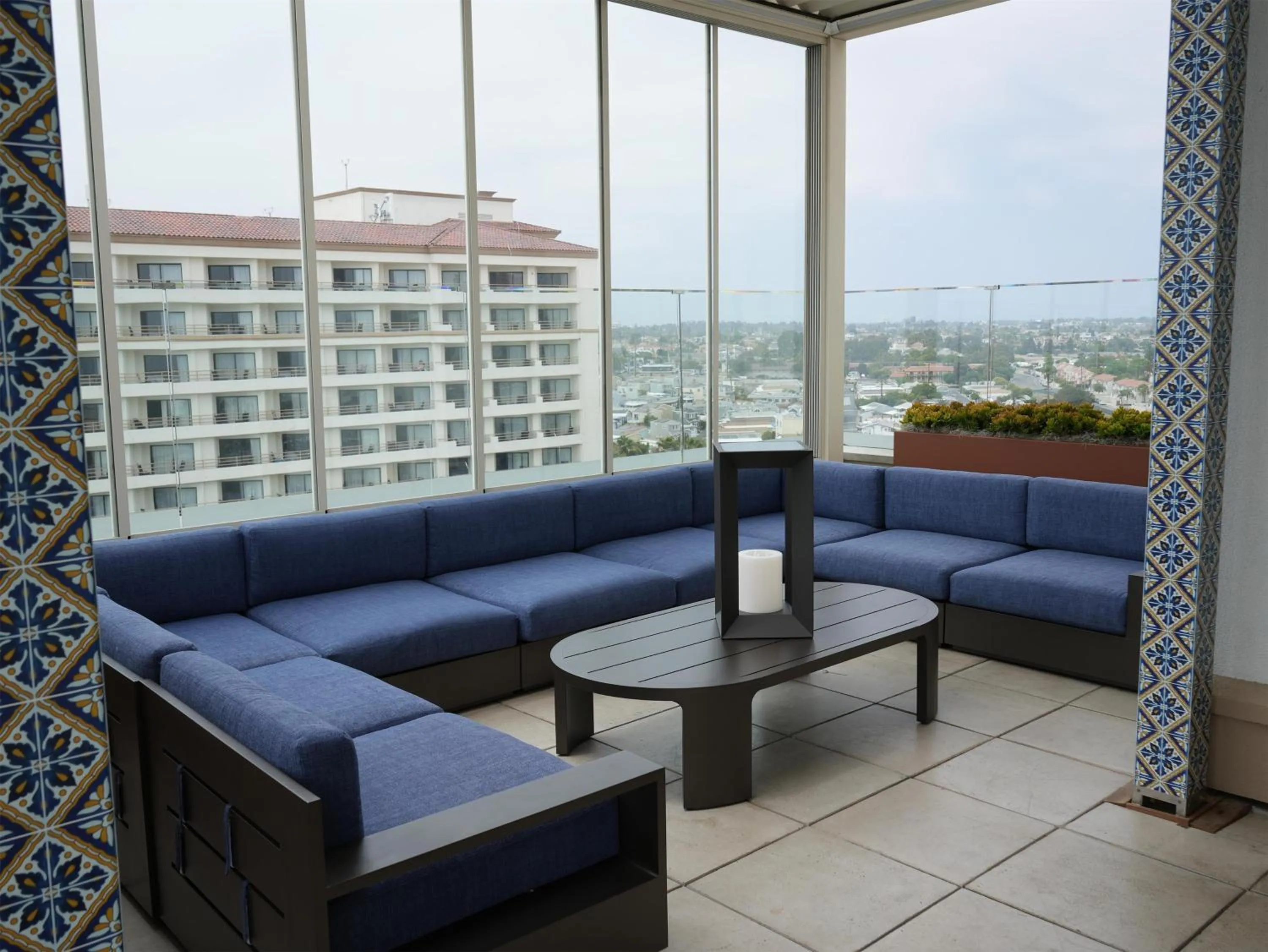 Lounge or bar in The Waterfront Beach Resort, A Hilton Hotel